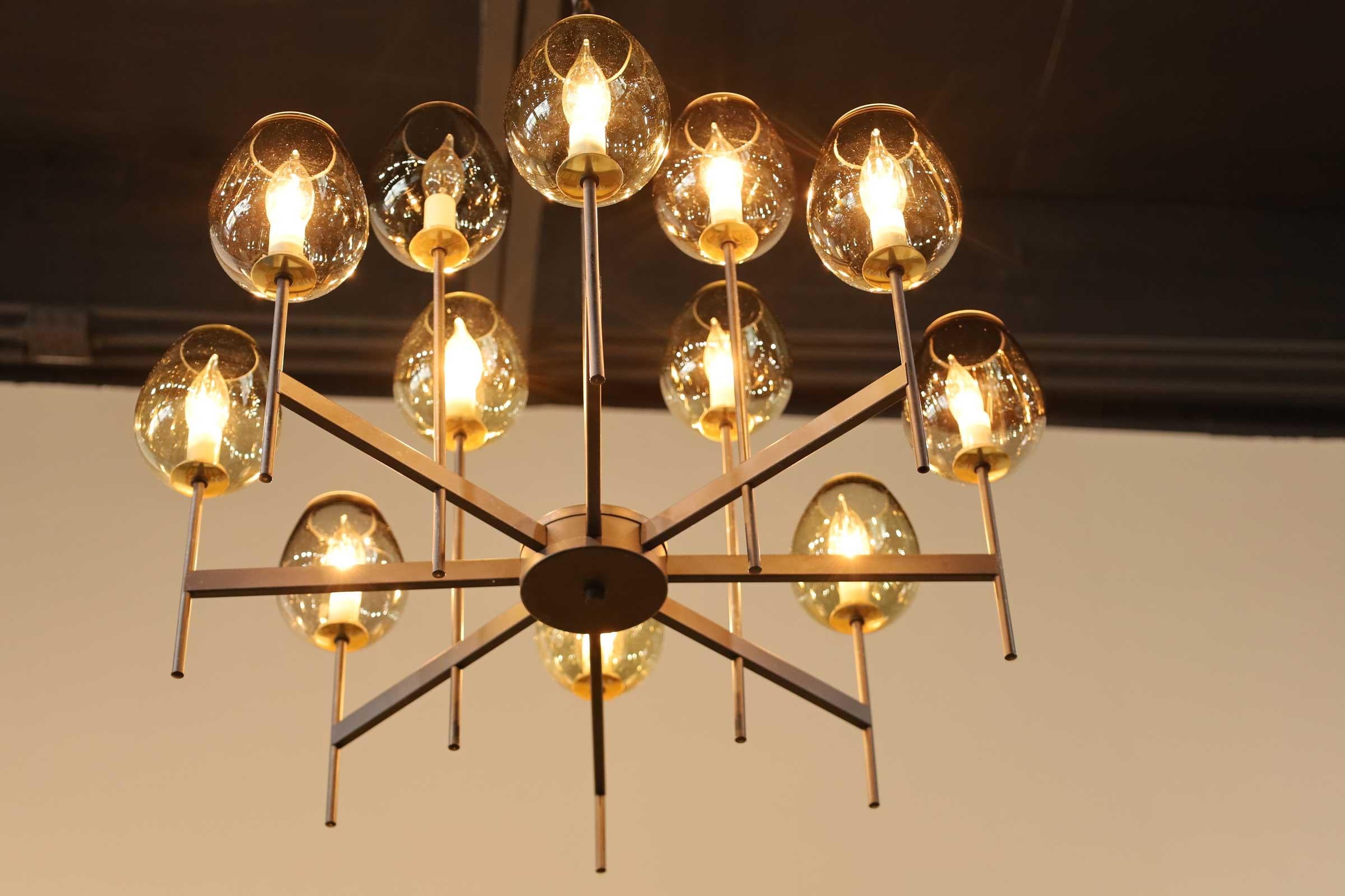 Mid-Century Modern Lightolier Chandelier with Eight Arms and 16 Glass Bulbs For Sale