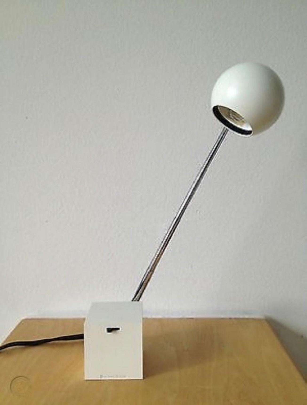 Lampe Lytegem en blanc cassé avec abat-jour sphérique en métal, base cubique et bras chromé. Conçu par Michael Lax pour Lightolier. États-Unis, vers 1990.

Le défunt designer industriel Jay Doblin l'a désigné comme l'un des 100 plus grands designs