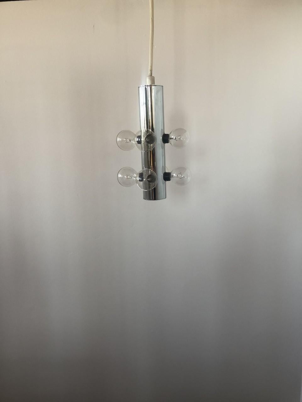 Ciondolo in stile atomico vintage di Lightolier, metà secolo. La struttura è in metallo (cromo lucido) con lampadine trasparenti (lampadine incluse). Stile e design in questo ciondolo ispirato all'era spaziale. Lightolier è un'azienda che produce e