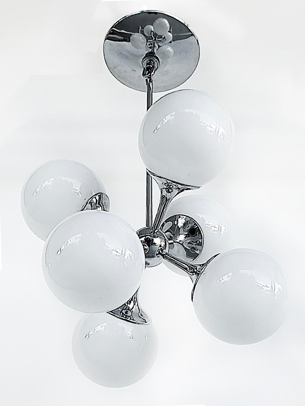 Lightolier Lampadario a sospensione Atomic Sputnik di metà secolo 

In vendita c'è un lampadario a sospensione a 6 bracci in stile Sputnik Modern.  I bracci cromati sic avevano paralumi in vetro bianco disposti in posizioni casuali. L'apparecchio è