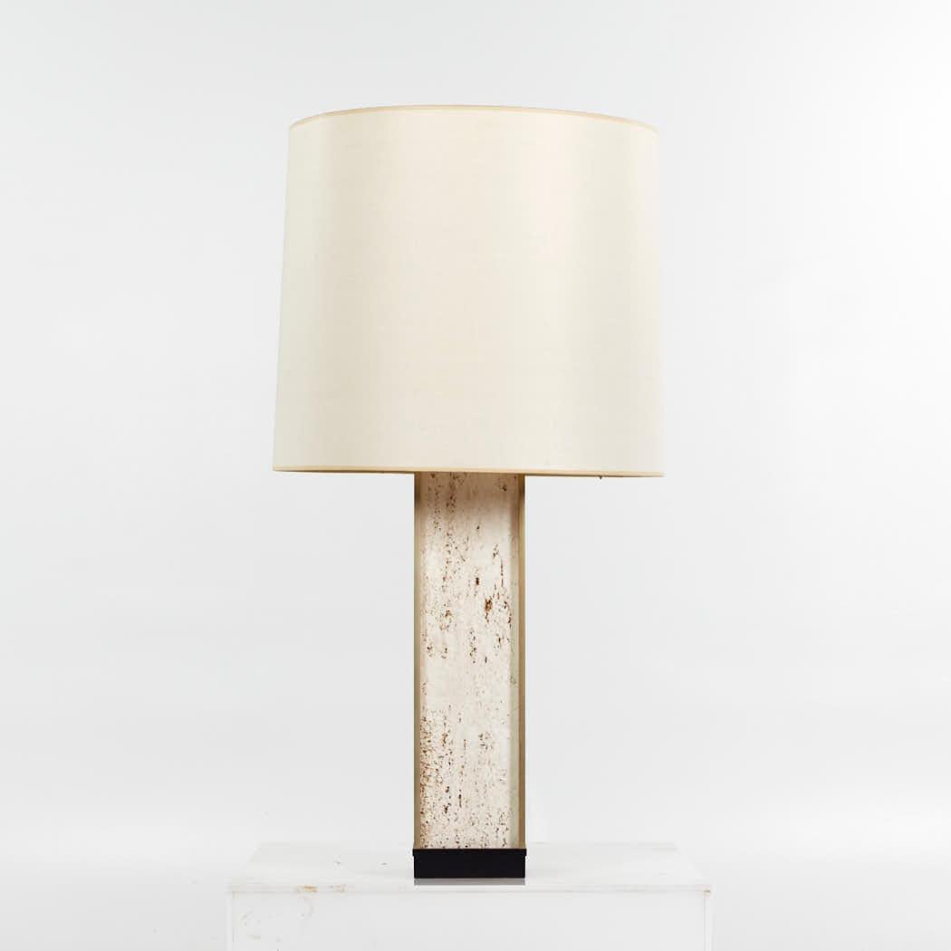 Lampe Lightolier mi-siècle en laiton et travertin

Cette lampe mesure : 17 de large x 17 de profond x 32 de haut

Nous prenons nos photos dans un studio à éclairage contrôlé afin de montrer le plus de détails possible. Nous ne faisons pas de