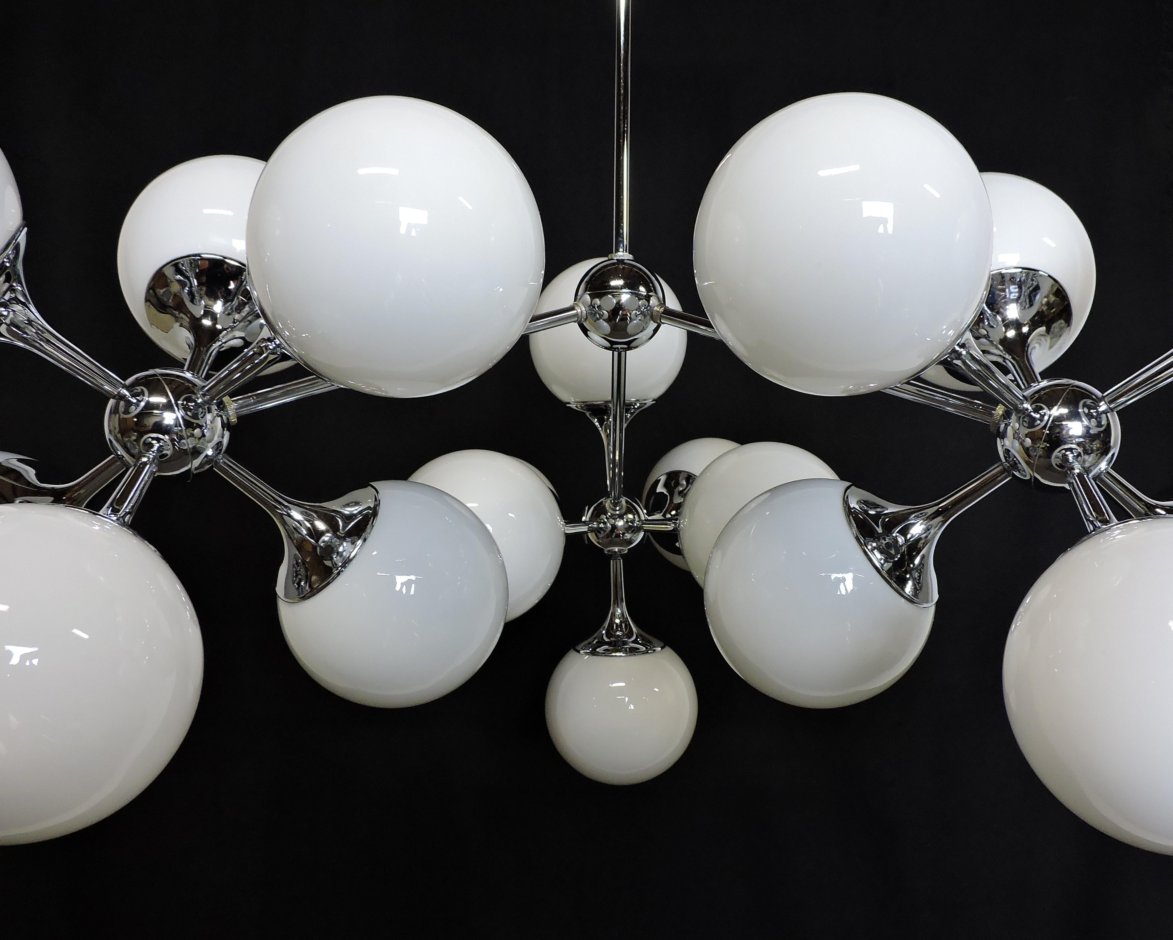 Lightolier Mid-Century Modern 18-Arm Chrome and Glass Sputnik Chandelier In Good Condition In Chesterfield, NJ