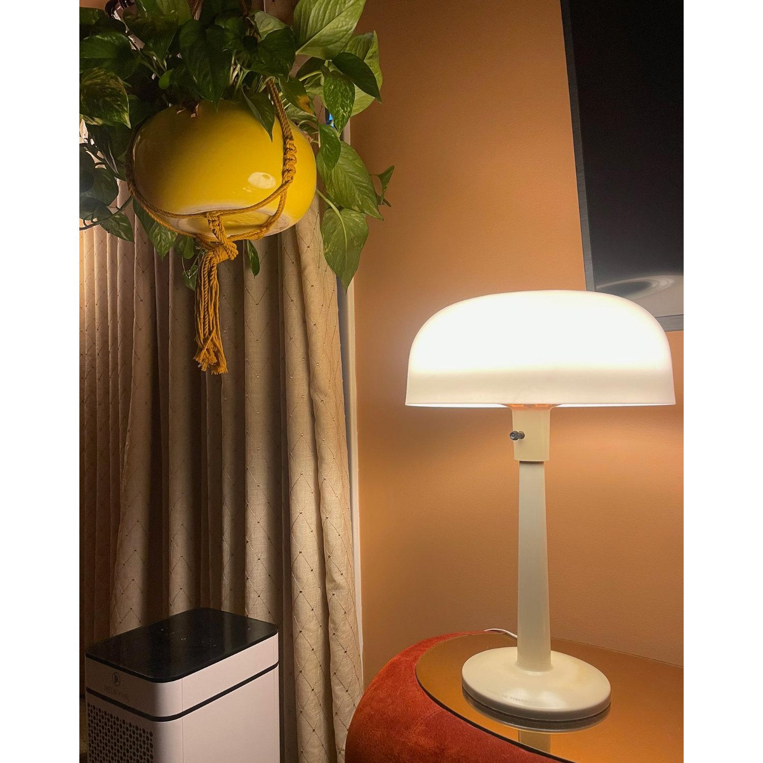 Lightolier Mid-Century Modern White Mushroom Table Lamp In Good Condition In Chattanooga, TN