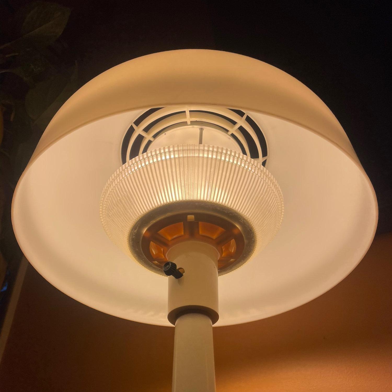 Plastic Lightolier Mid-Century Modern White Mushroom Table Lamp