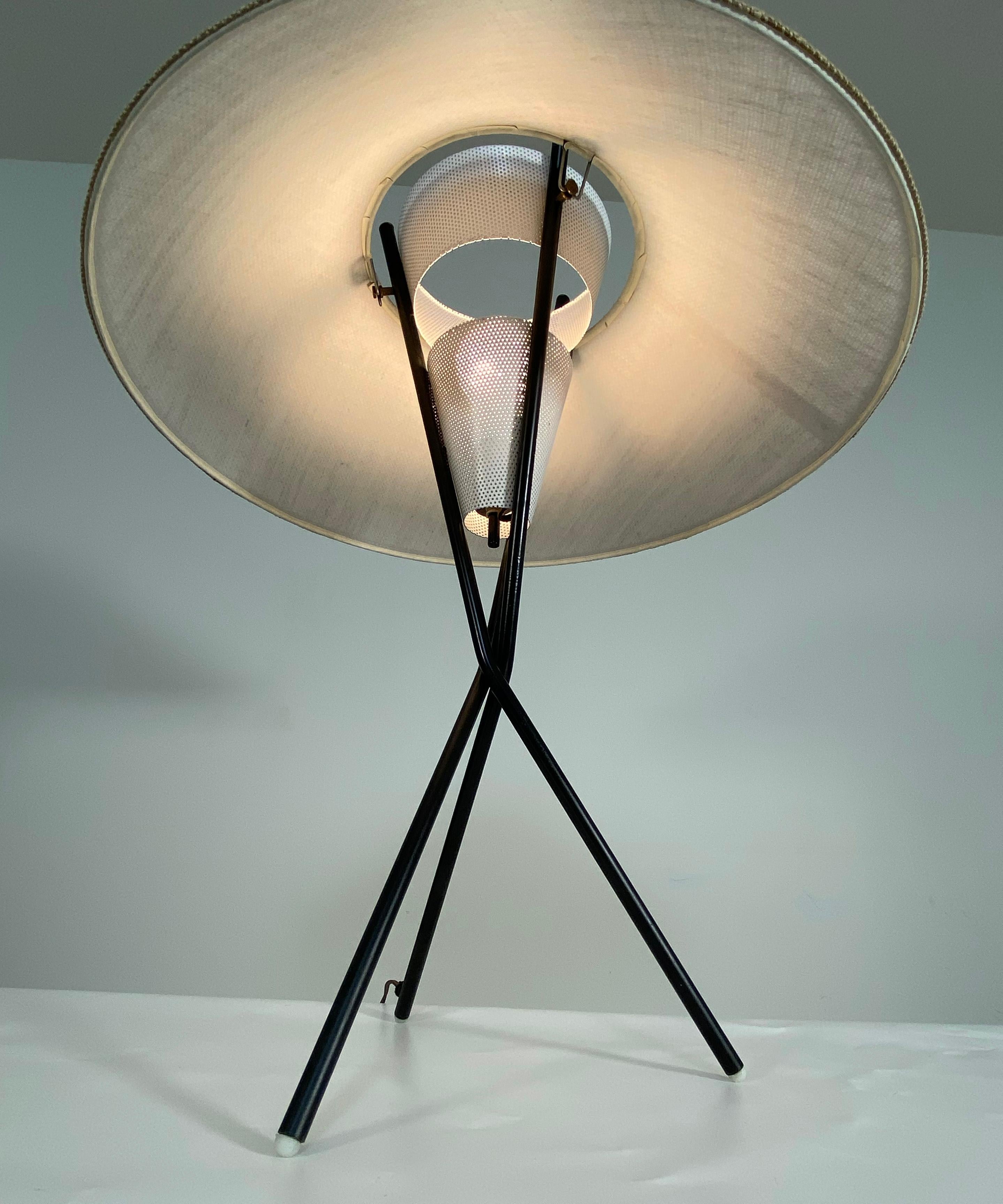 Lightolier Tripod Table Lamp In Excellent Condition In South Charleston, WV