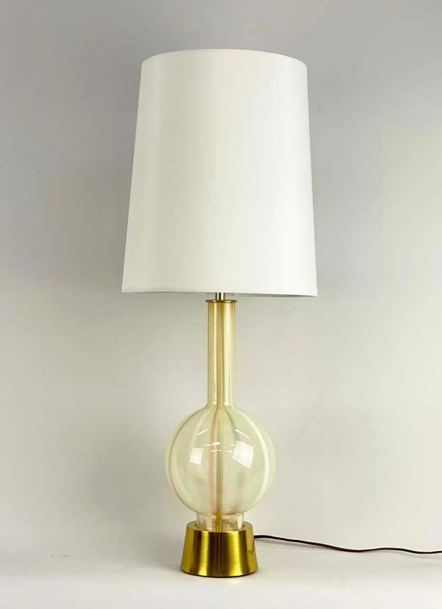 Voici une lampe en verre italienne Venetia du milieu du siècle, très propre, fabriquée par Lightolier. Datant des années 1950, cet exemplaire est en très bon état. Le verre ne présente ni éclats ni fissures et le laiton est brillant et éclatant et