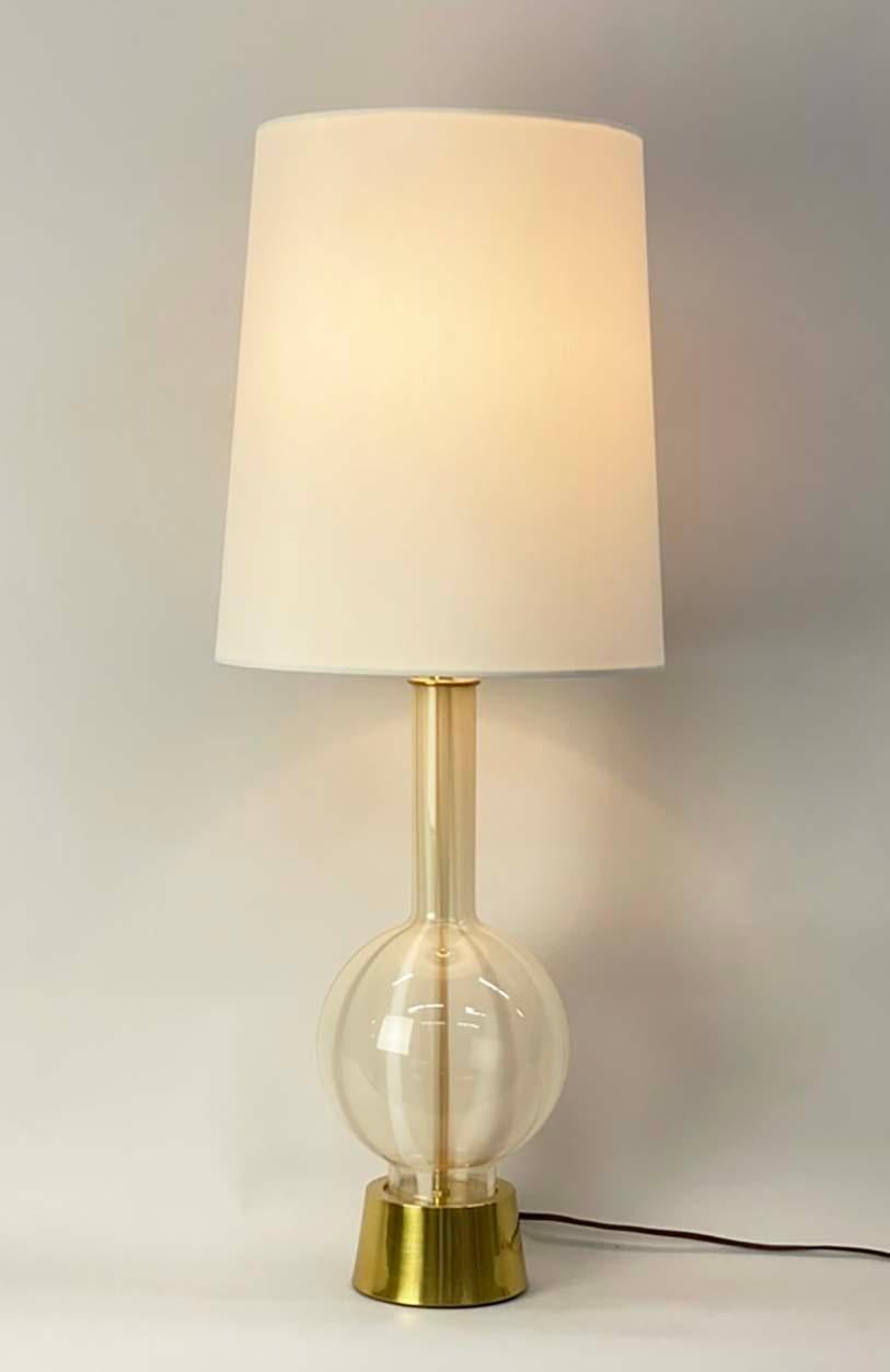 Mid-Century Modern Lightolier - Venetia - Lampe de table en verre et laiton en vente