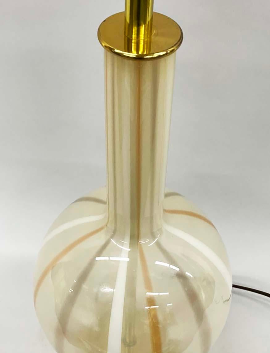 Américain Lightolier - Venetia - Lampe de table en verre et laiton en vente