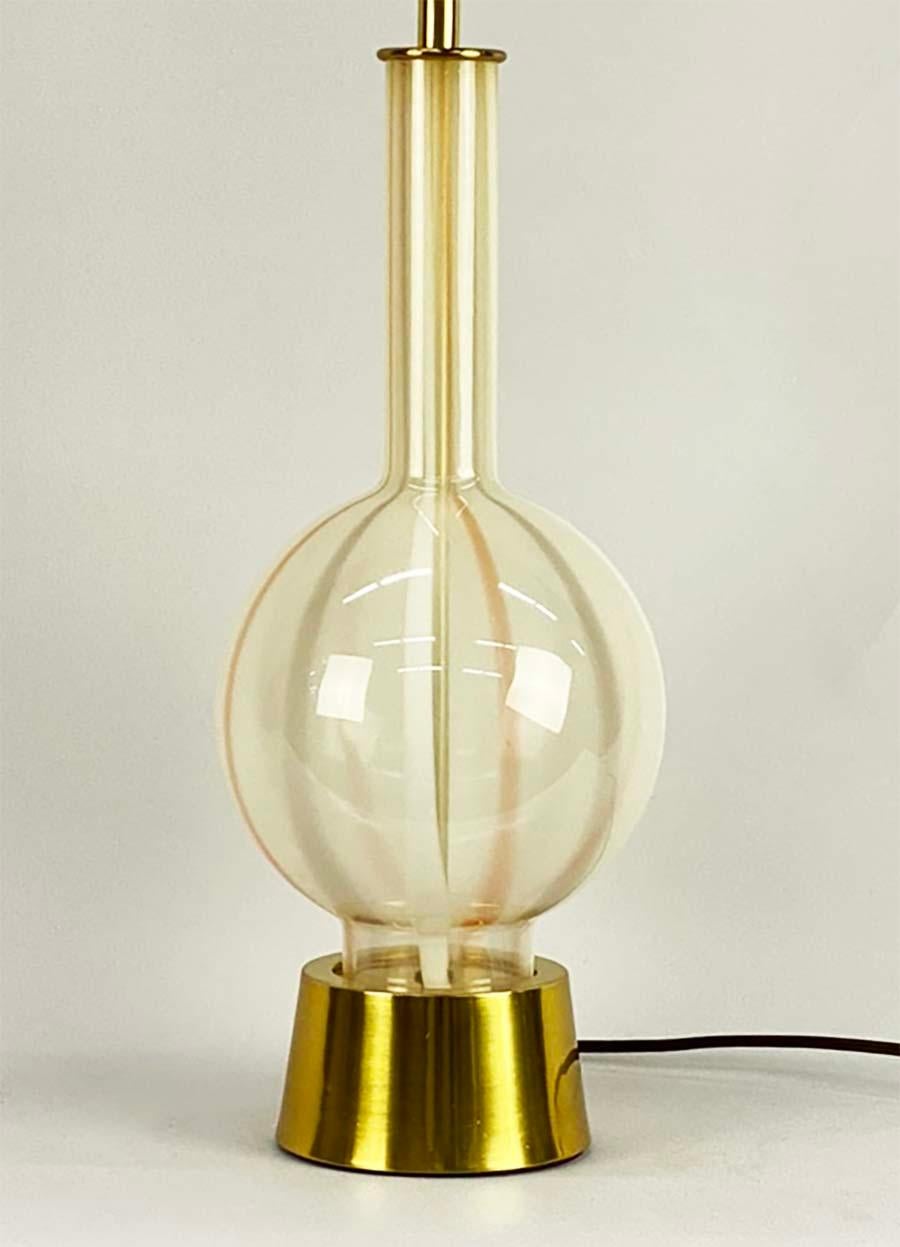 Lightolier - Venetia - Lampe de table en verre et laiton Bon état - En vente à Minneapolis, MN