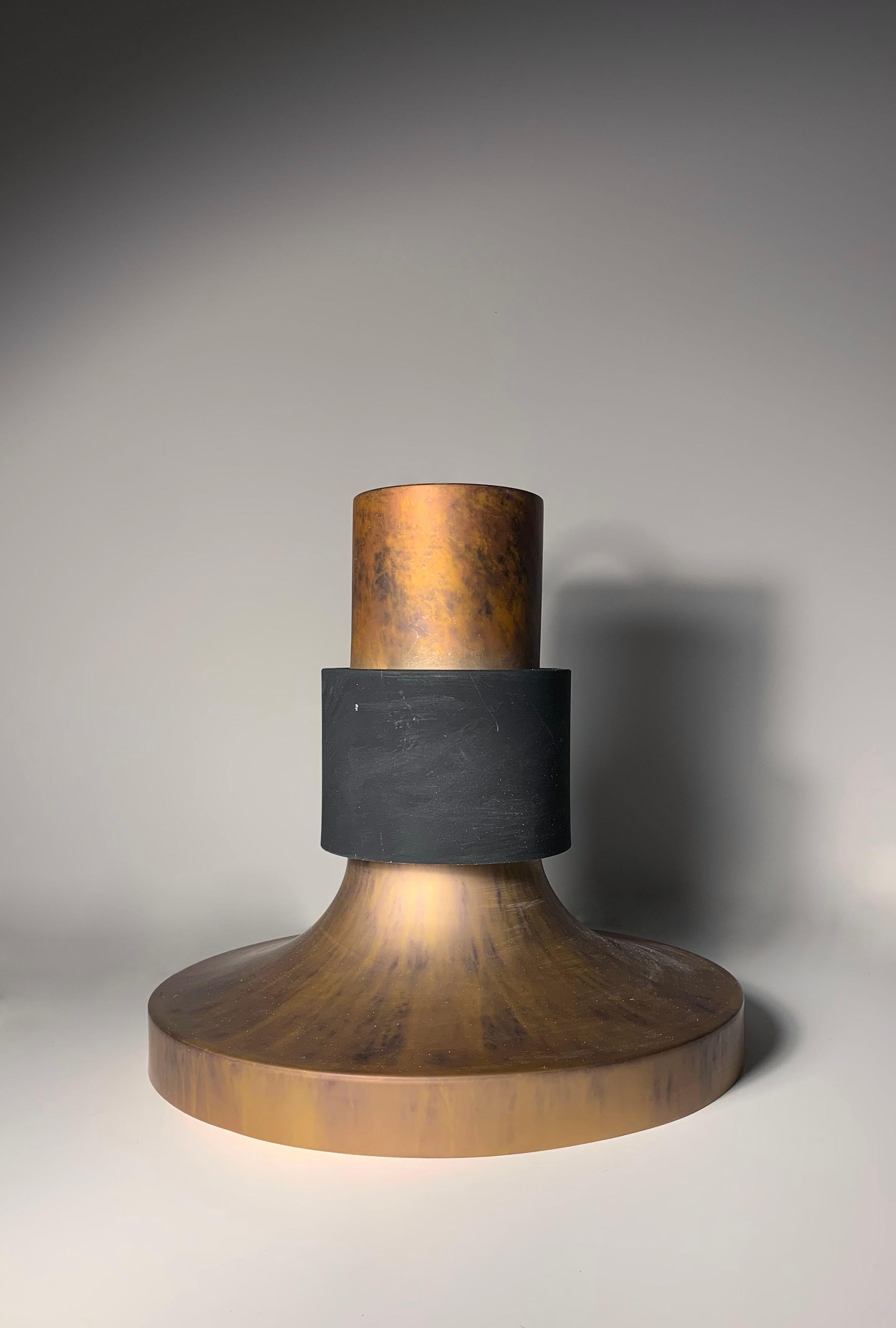 Lightolier Vintage By Copper Patinated Copper Suspension lightture complete with glass lens that sits in center.  Il s'agit d'un luminaire léger fabriqué avec un métal de faible épaisseur. Il est un peu facile de le plier et de le façonner pour