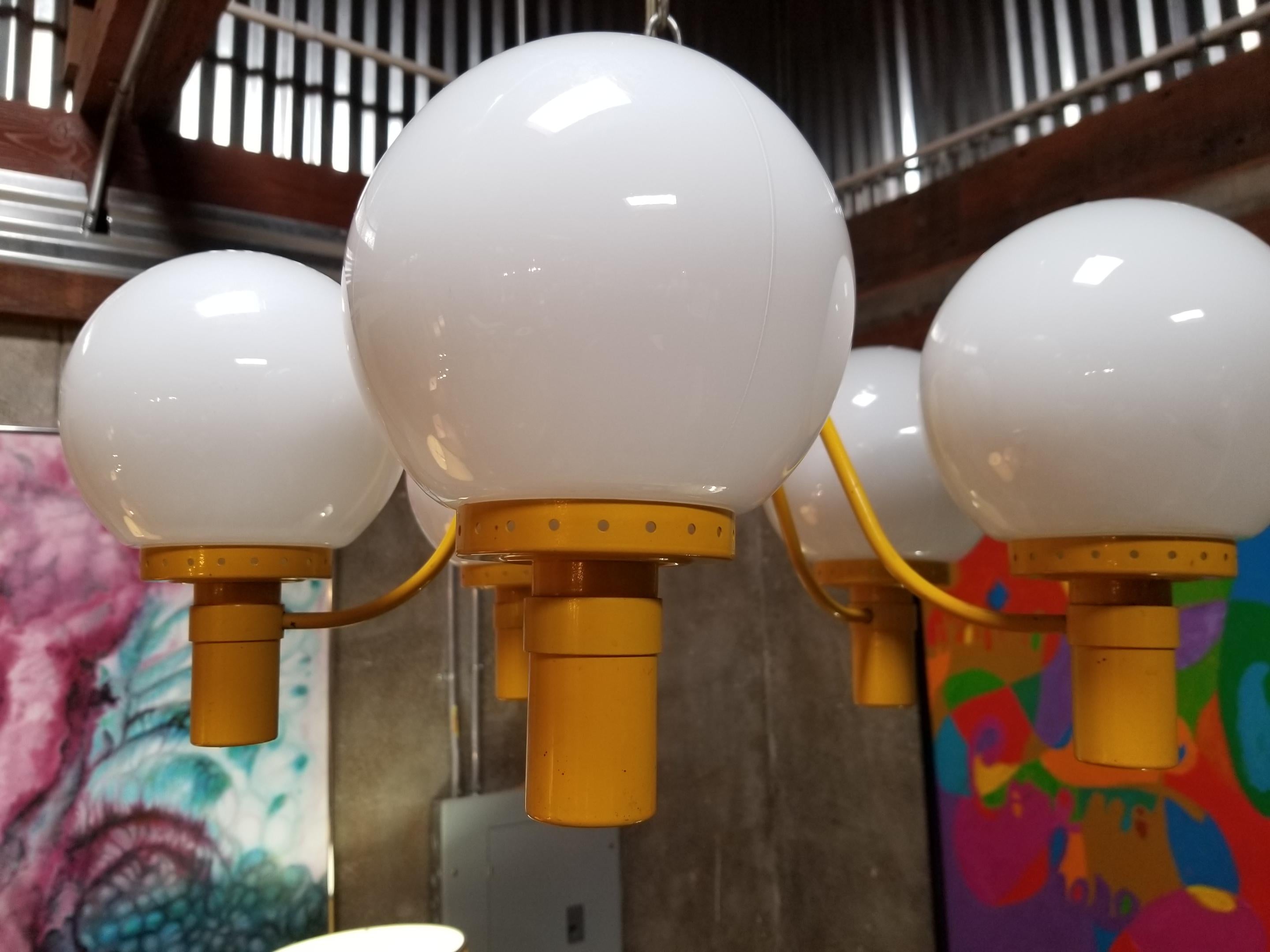 Un lustre ou une suspension à 5 lumières jaune canari de Lightolier. Peut être installé comme une lampe suspendue avec l'utilisation d'une chaise de 8 pieds ou raccourci pour être suspendu comme un lustre avec la profondeur désirée obtenue en