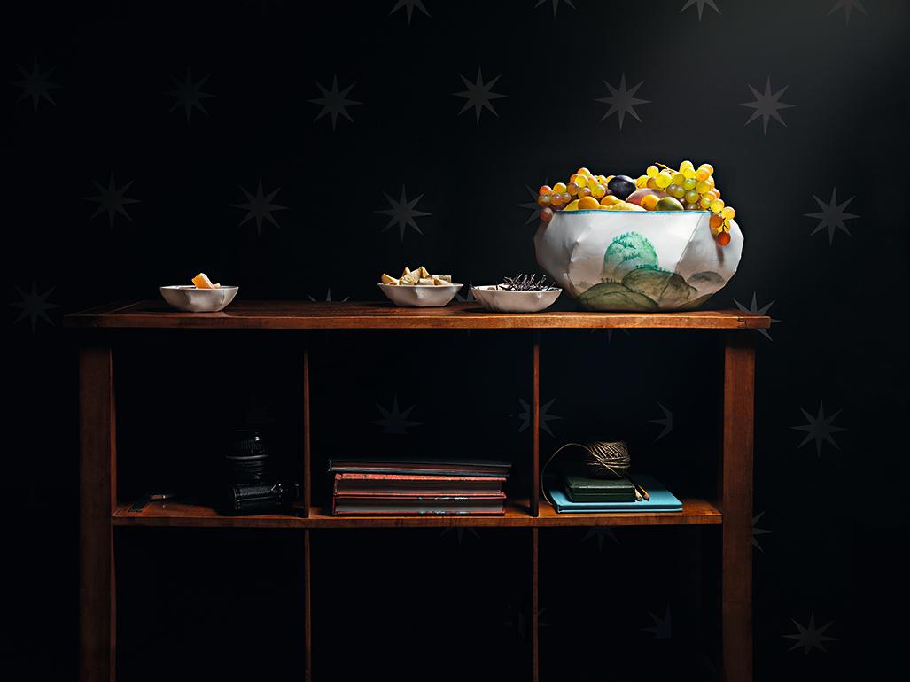 Lightscape de Ruth Gurvich y Nymphenburg Porcelain - Frutero pintado a mano Moderno en venta