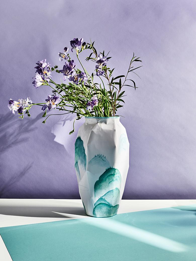 Questi vasi in porcellana sono realizzati e dipinti a mano negli storici studi della Porzellan Manufaktur Porcelain. Disegnato dall'artista Ruth Gurvich, questo vaso ricorda la carta piegata e ha una forma simile a un origami. Dipinto a mano con un