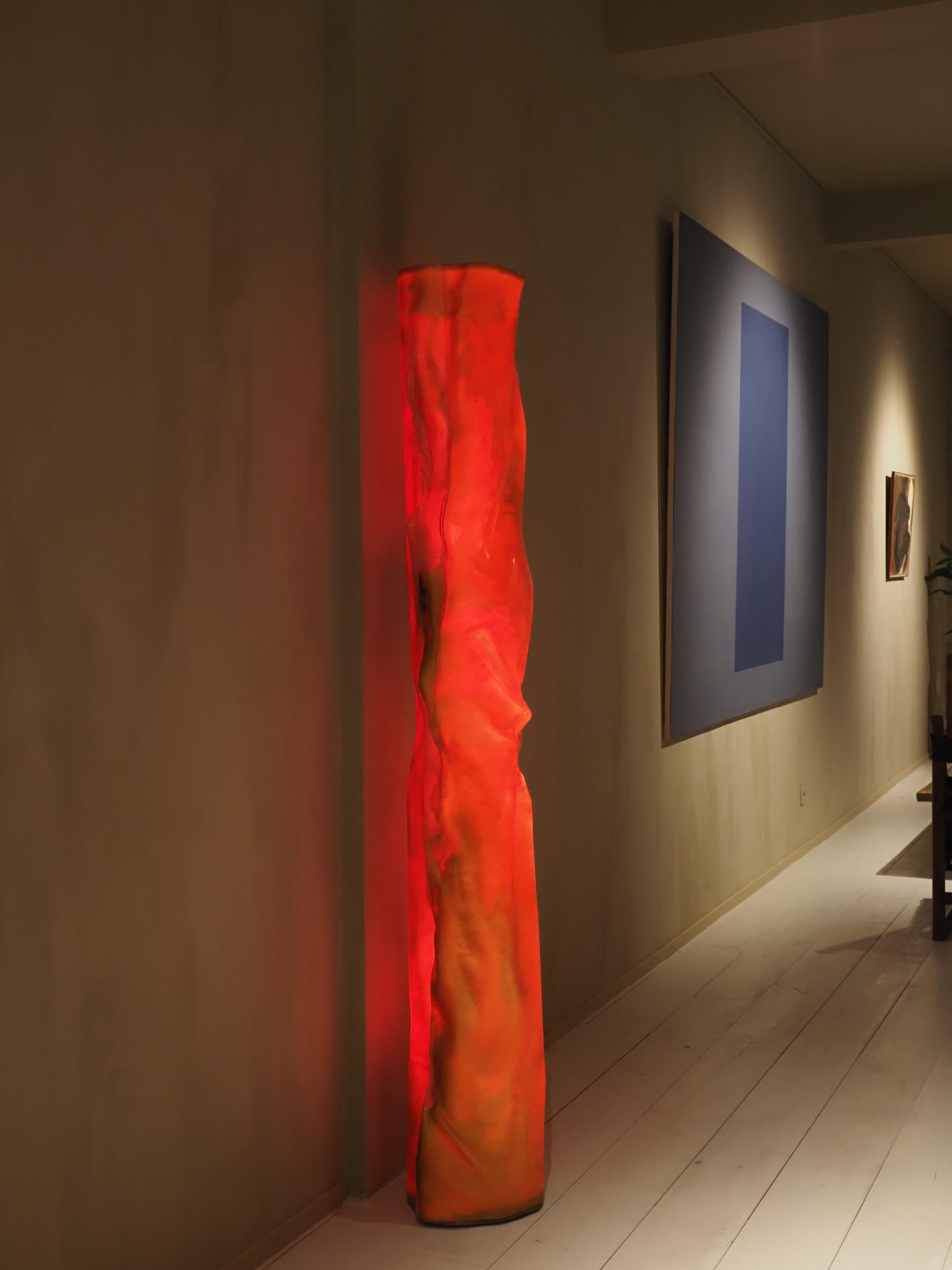 Un'opera straordinaria dell'artista Adalbert Gans, in cui arte e funzionalità si fondono perfettamente.
Questa scultura di luce dorata si trasforma completamente quando viene illuminata, passando da una raffinata presenza dorata a un 