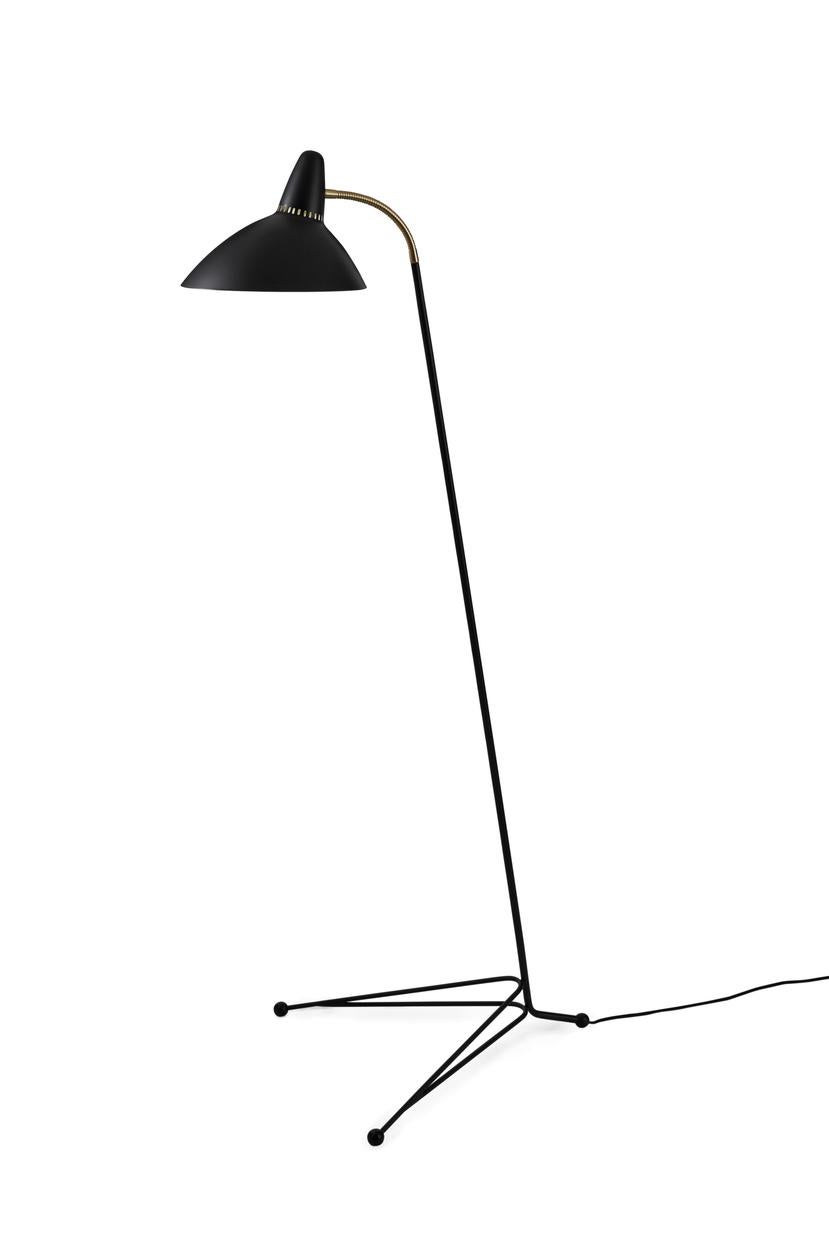 Leuchte schwarze Noir-Stehlampe von Warm Nordic
Abmessungen: T45 x B47 x H132 cm
MATERIAL: Lackierter Stahl, Messing massiv
Gewicht: 2 kg
Auch in verschiedenen Farben erhältlich. Bitte kontaktieren Sie uns.

Eine Stehleuchte mit einem elegant