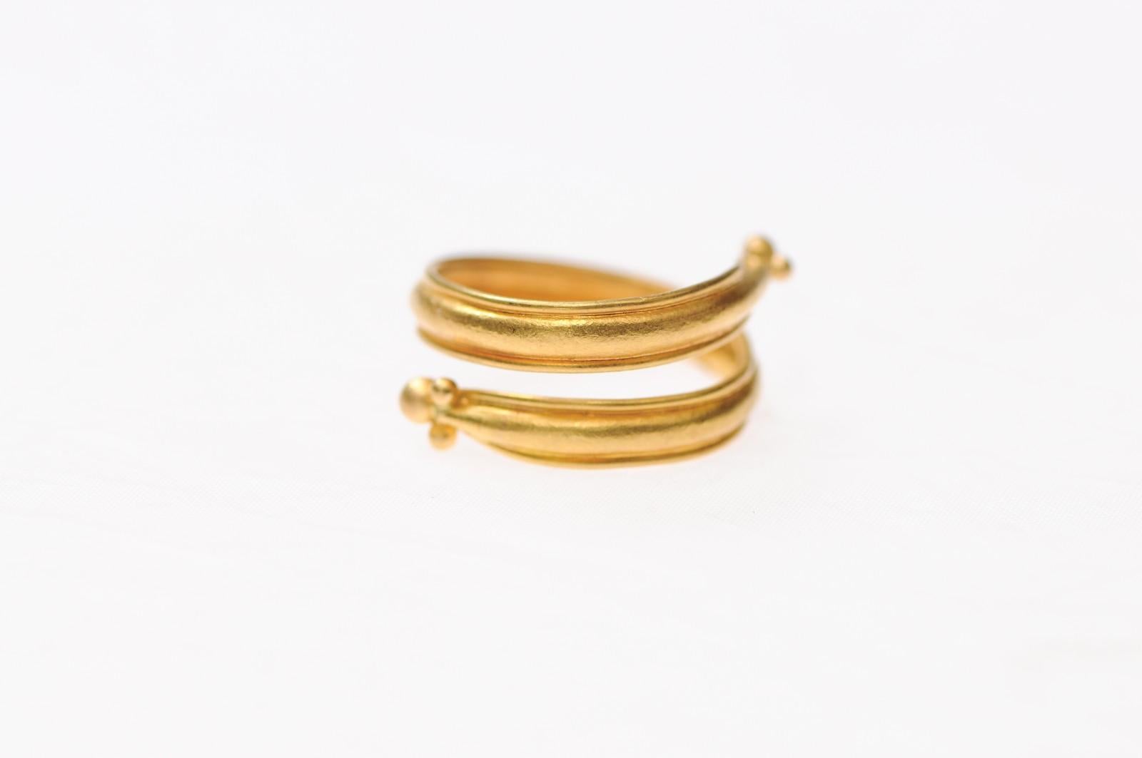 ¡Una verdadera obra de Arte! Este anillo de oro de inspiración etrusca, hecho a mano, es ligero e impresionante para llevarlo a diario. Este anillo fundido a mano tiene dos maravillosos anillos con pequeños orbes en ambos extremos. Este anillo es