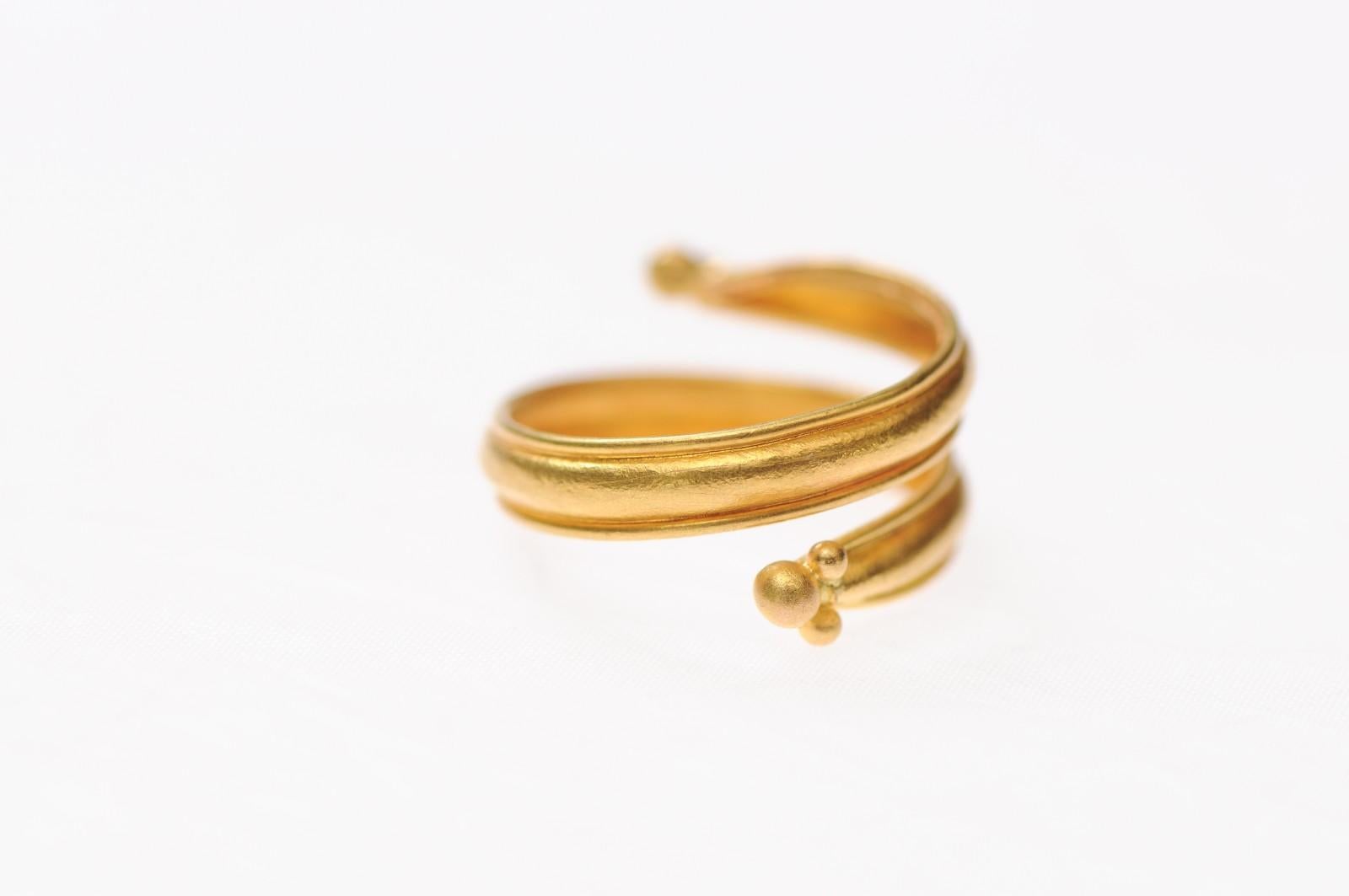 Anillo ligero de inspiración etrusca en Excelente estado para la venta en Atlanta, GA