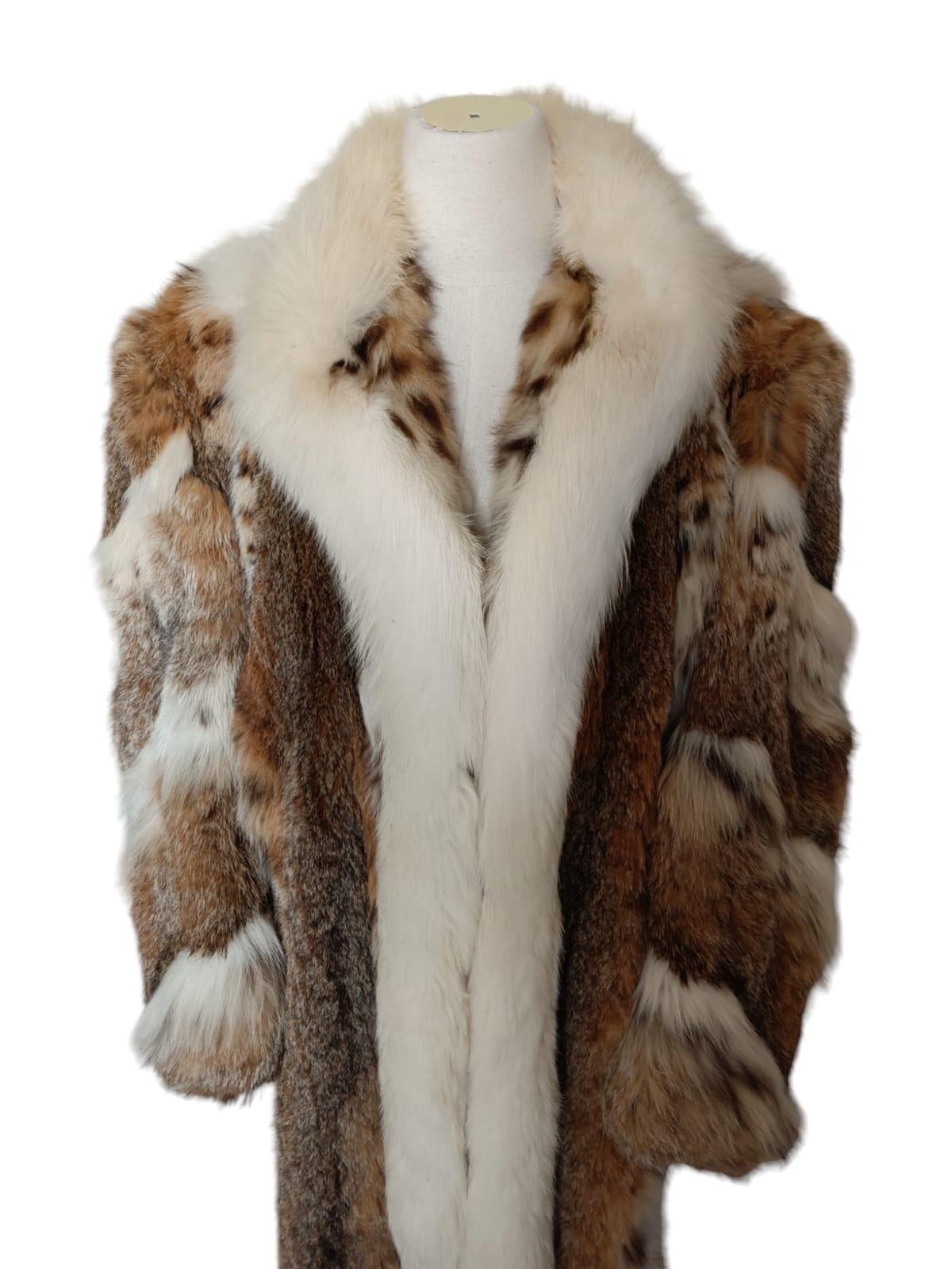DESCRIPTION : Canadian lynx fur coat size 12 L

Tailored collar, belll sleeves, supple skins, beautiful fresh fur, european german clasps for closure, too slit pockets, nice big full pelts skins in good condition.

Condition: good

Closure: Hooks &