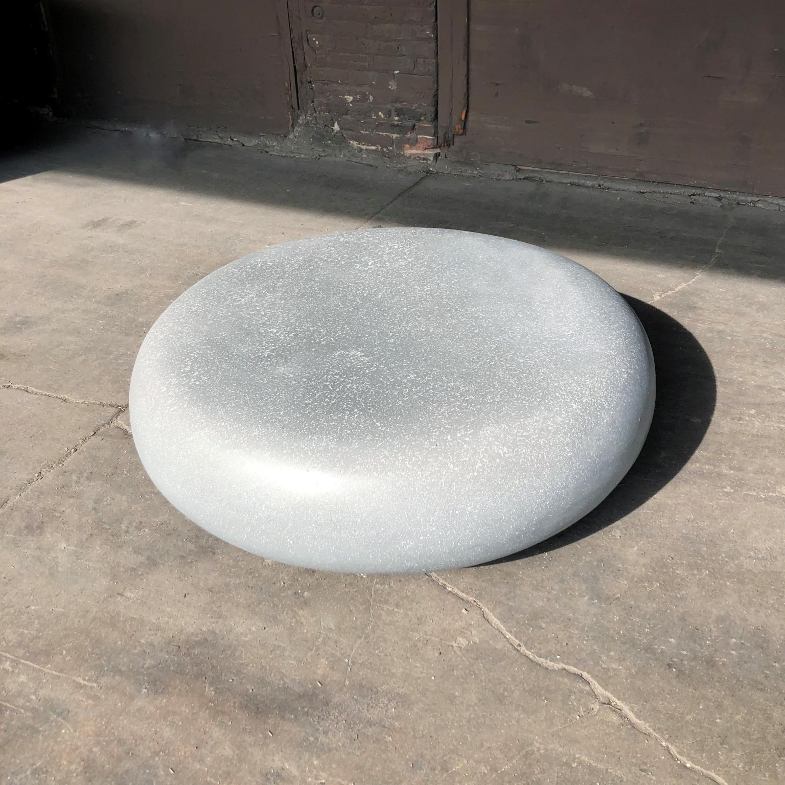 Moderne Table basse Pebble, finition caractéristique de Zachary A. Design en vente