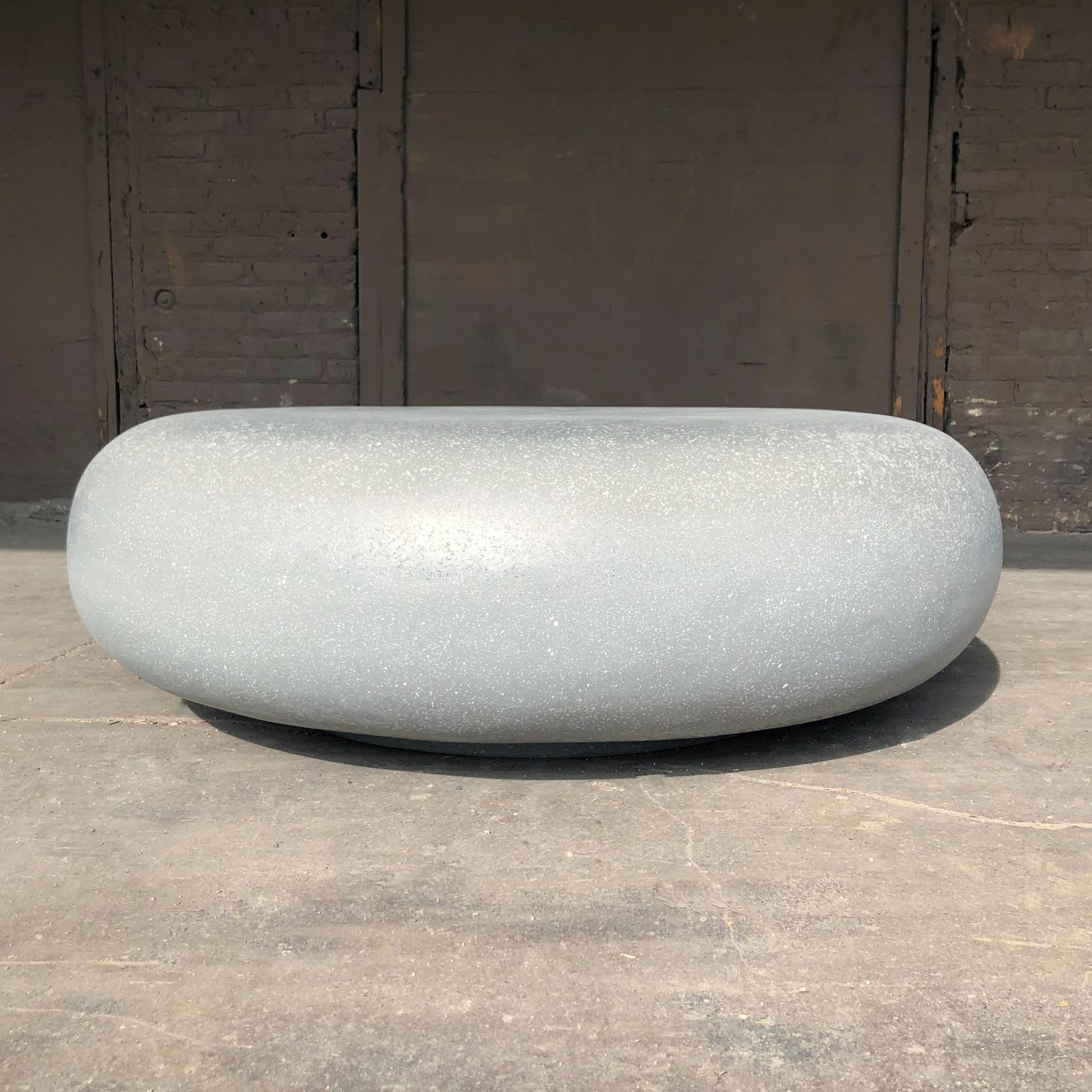 Niedriger Tisch „Pebble“ aus Gussharzguss, Schlüsselstein-Finish von Zachary A. Design (amerikanisch) im Angebot