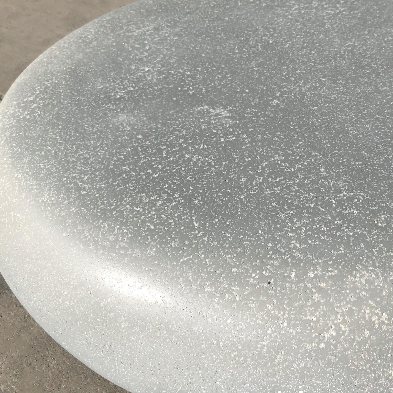 Niedriger Tisch „Pebble“ aus Gussharzguss, Schlüsselstein-Finish von Zachary A. Design im Zustand „Neu“ im Angebot in Chicago, IL