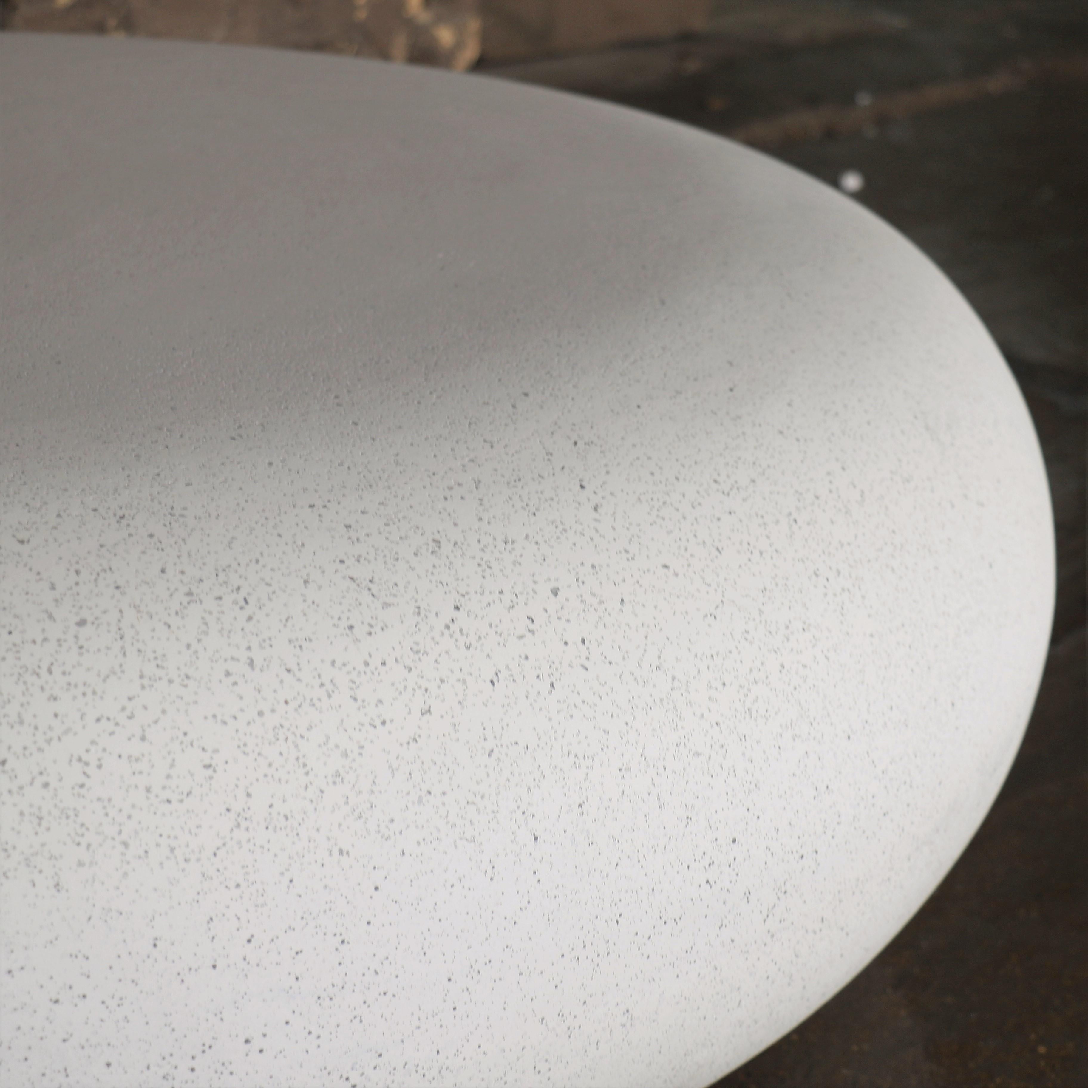 Niedriger Tisch „Pebble“ aus Gussharzguss, weiße Steinoberfläche von Zachary A. Design (Minimalistisch) im Angebot