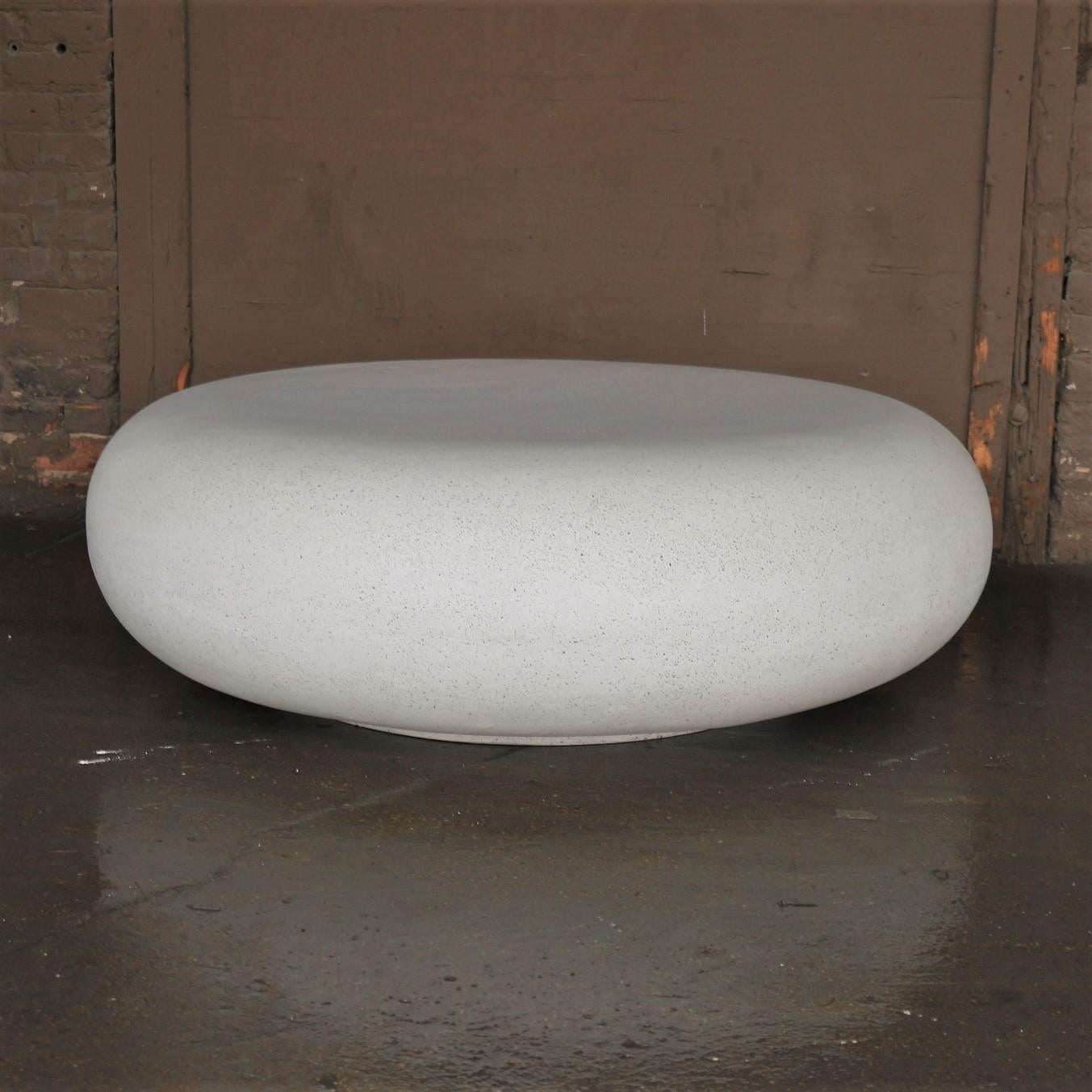 Niedriger Tisch „Pebble“ aus Gussharzguss, weiße Steinoberfläche von Zachary A. Design (Gegossen) im Angebot