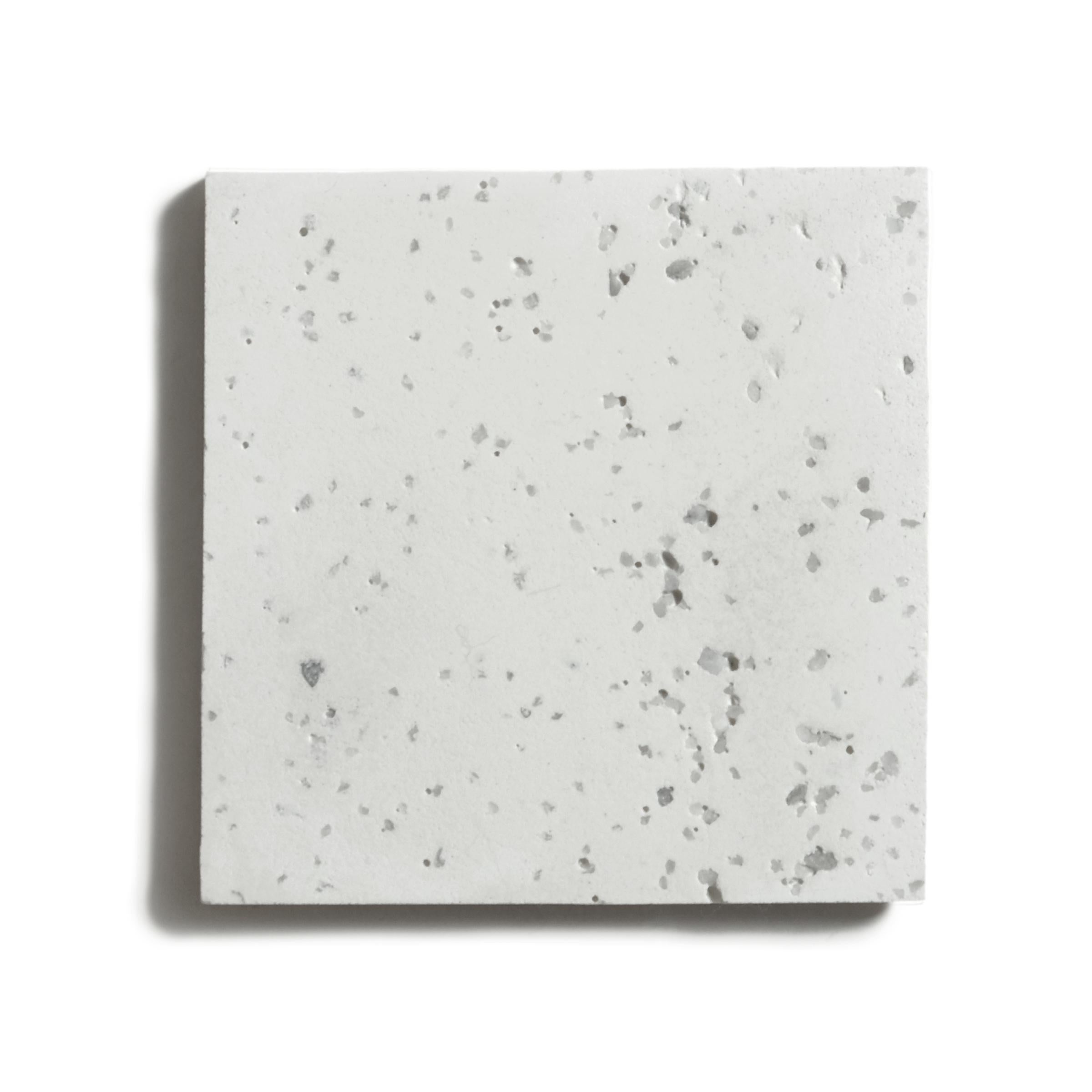 Niedriger Tisch „Pebble“ aus Gussharzguss, weiße Steinoberfläche von Zachary A. Design im Zustand „Neu“ im Angebot in Chicago, IL