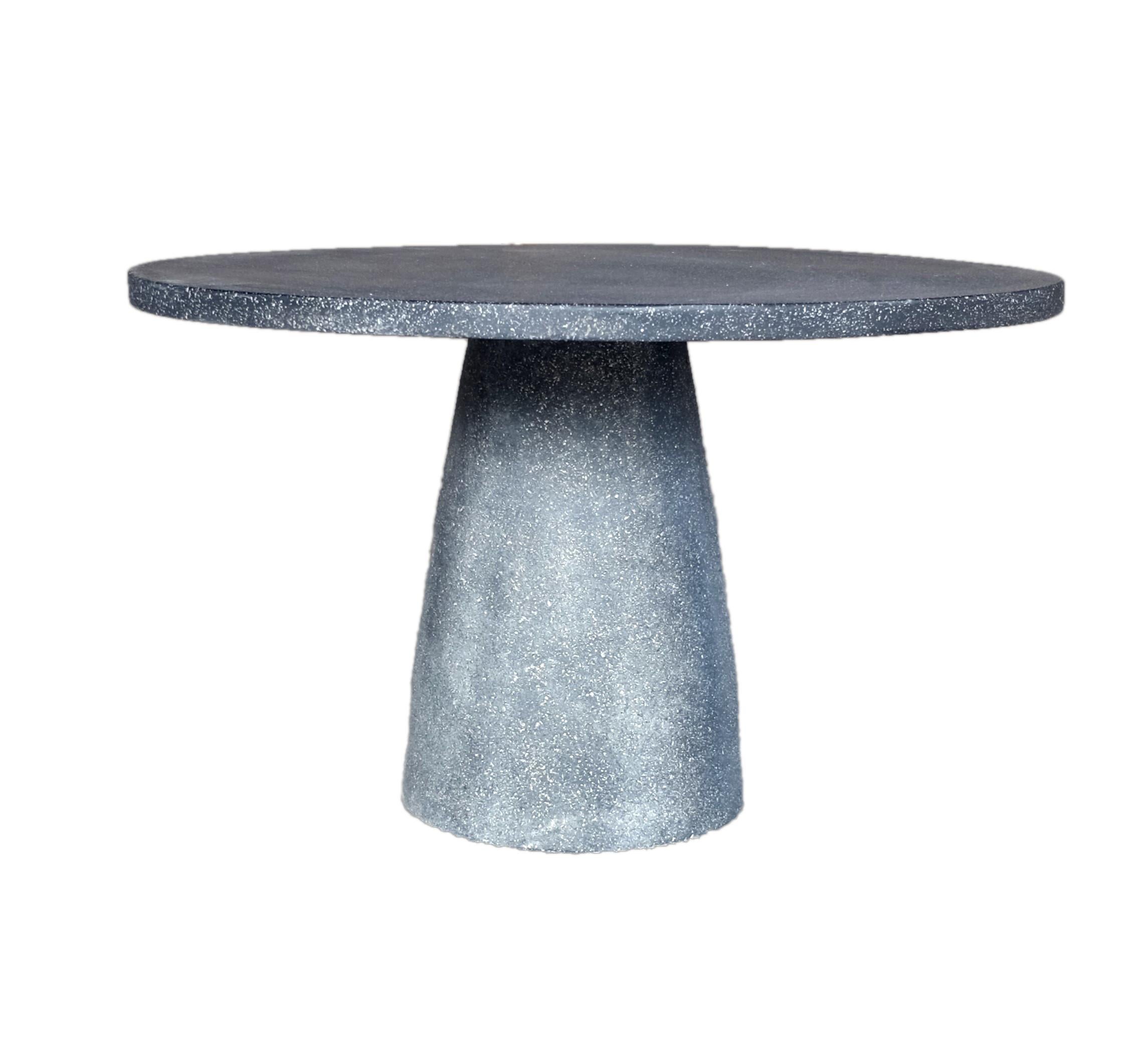 Table de salle à manger en résine moulée « Hive », finition pierre de charbon par Zachary A. Design