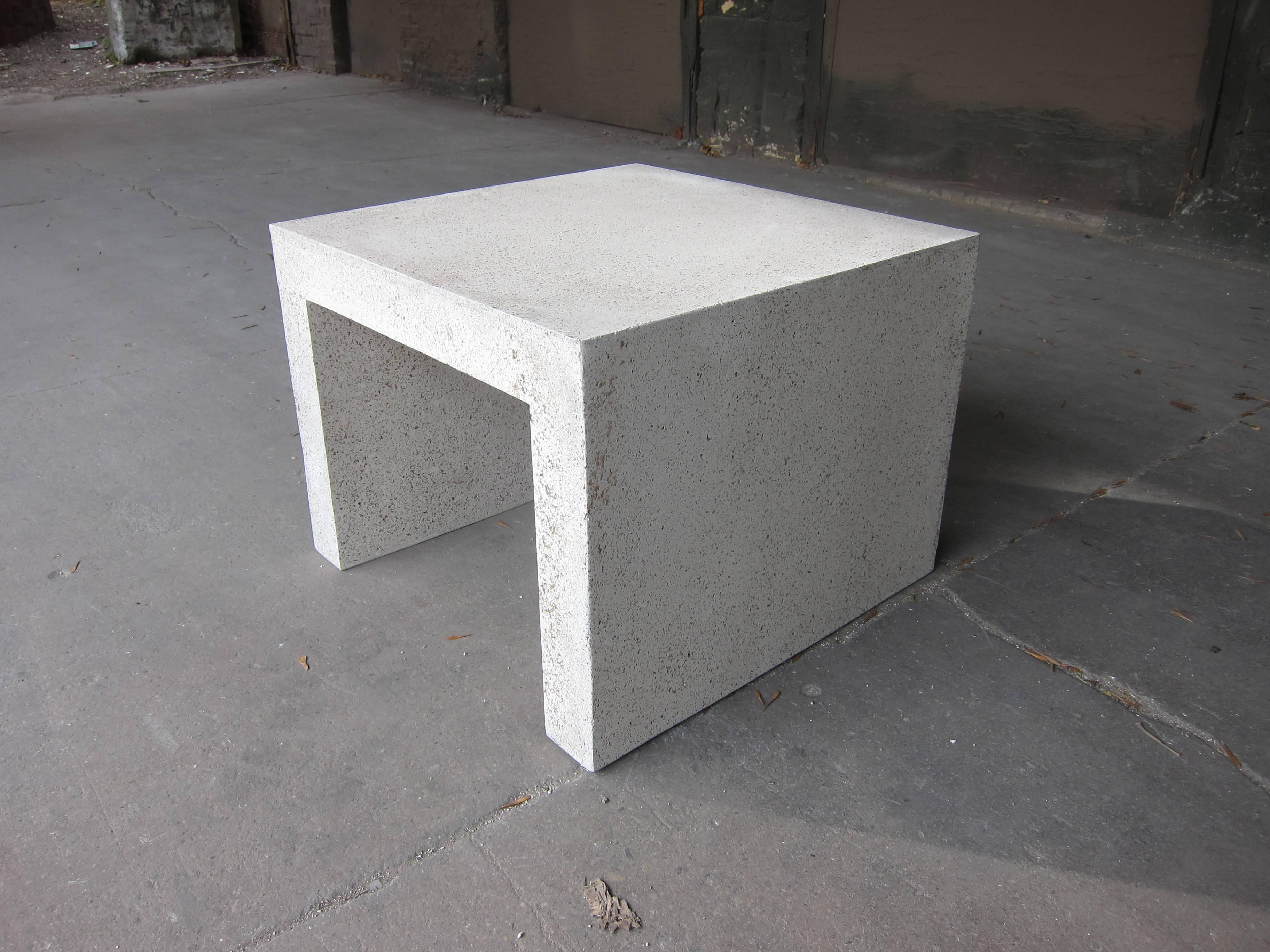 XXIe siècle et contemporain Table d'appoint « Lynne Tell » en résine moulée, finition pierre naturelle, de Zachary A. Design en vente