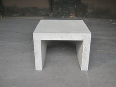 Tavolino in resina fusa 'Lynne Tell', finitura pietra naturale di Zachary A. Designs