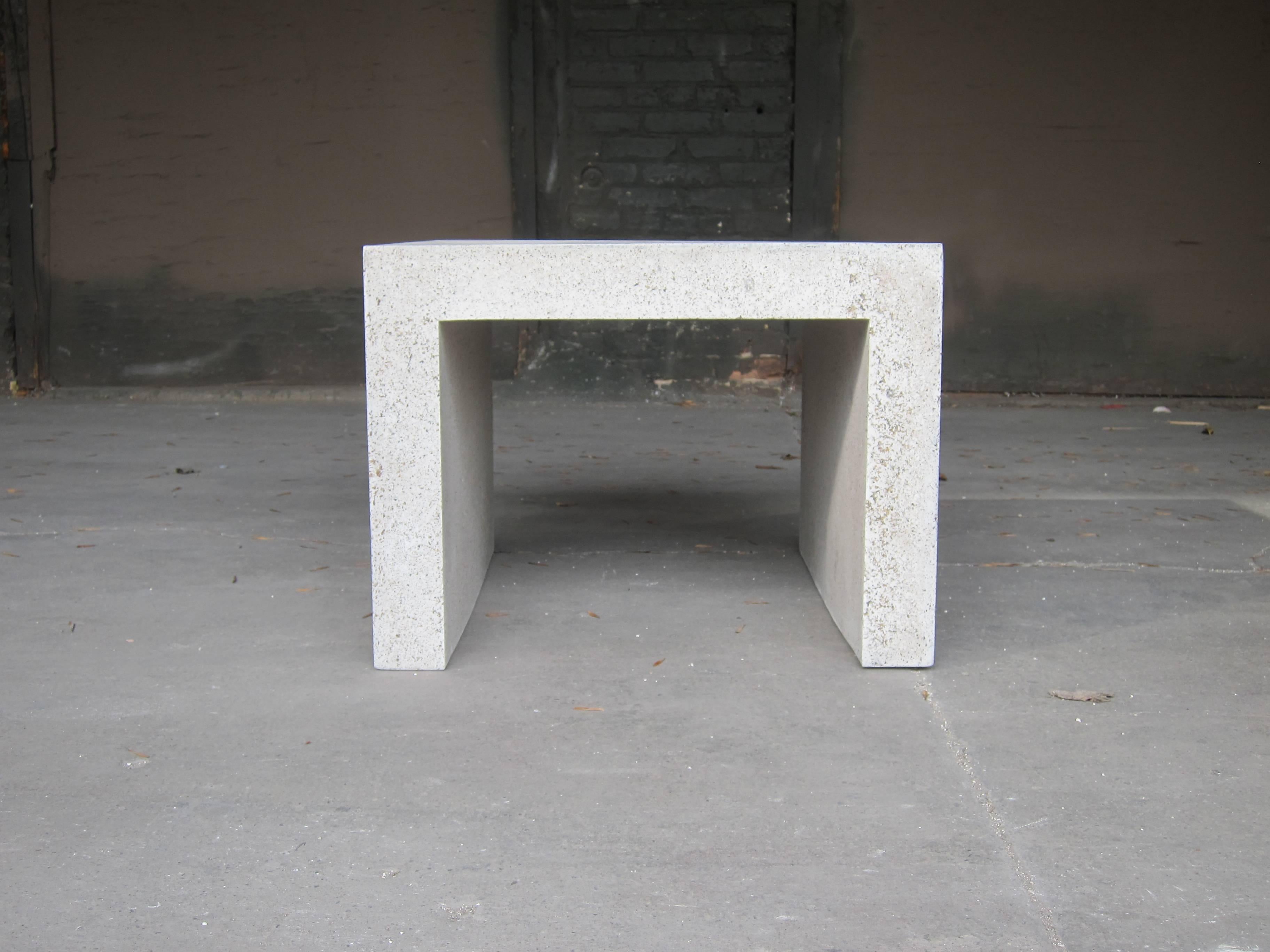Minimaliste Table d'appoint « Lynne Tell » en résine moulée, finition pierre naturelle, de Zachary A. Design en vente