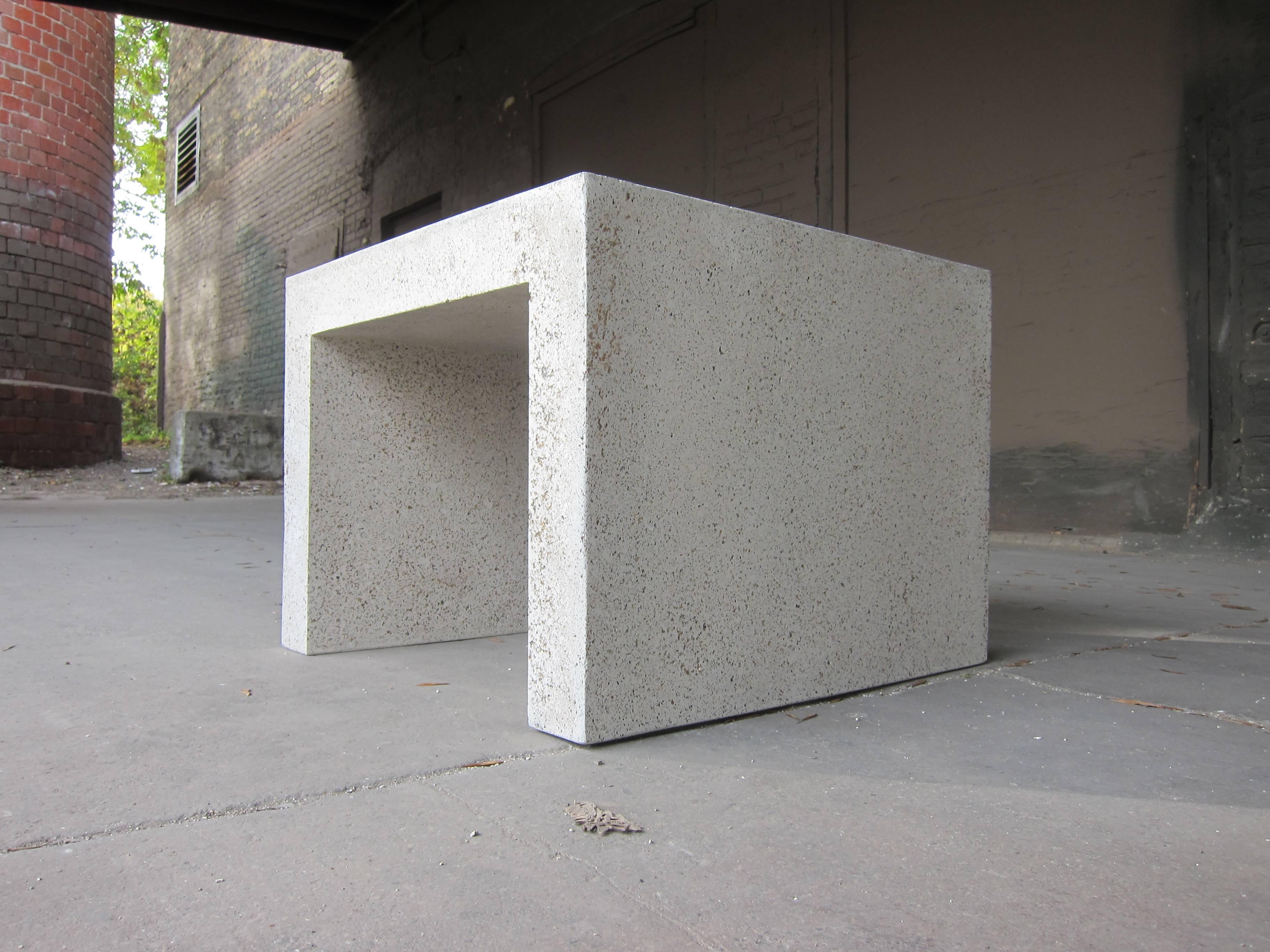 Moulage Table d'appoint « Lynne Tell » en résine moulée, finition pierre naturelle, de Zachary A. Design en vente