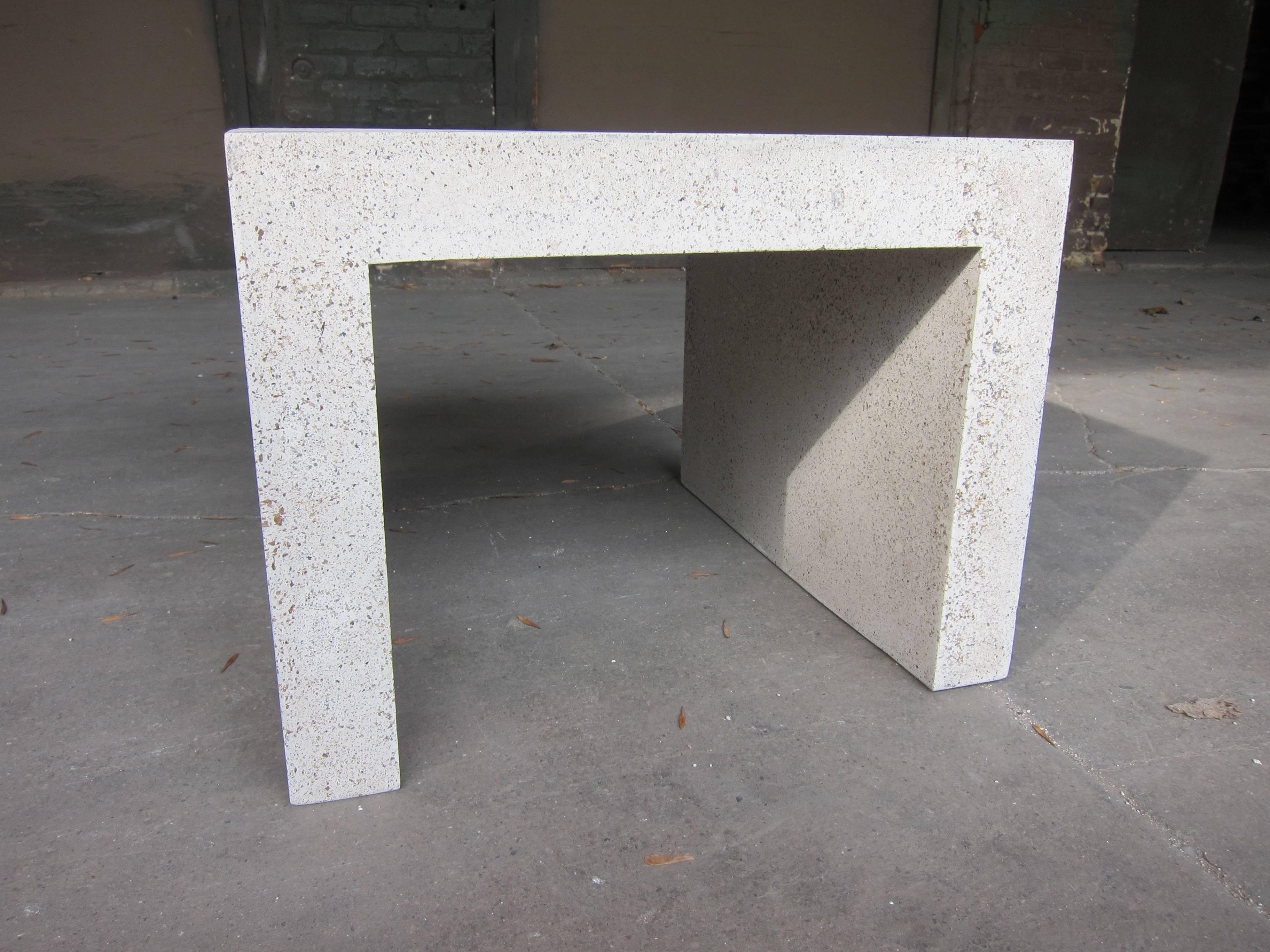 Table d'appoint « Lynne Tell » en résine moulée, finition pierre naturelle, de Zachary A. Design Neuf - En vente à Chicago, IL