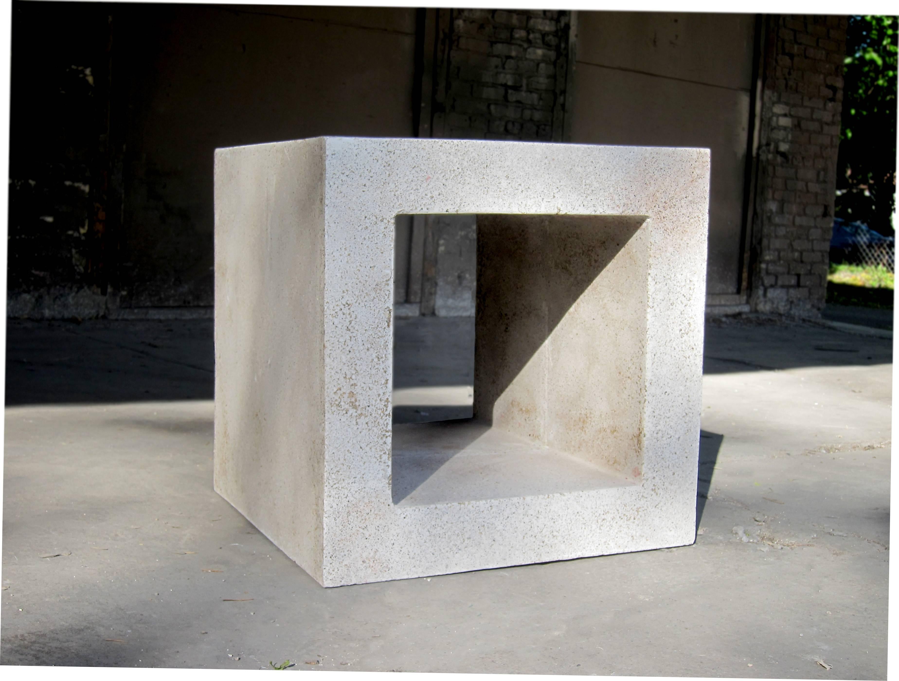 Beistelltisch „Ray“ aus Gussharz, Oberfläche mit Natursteinen von Zachary A. Design (Minimalistisch) im Angebot