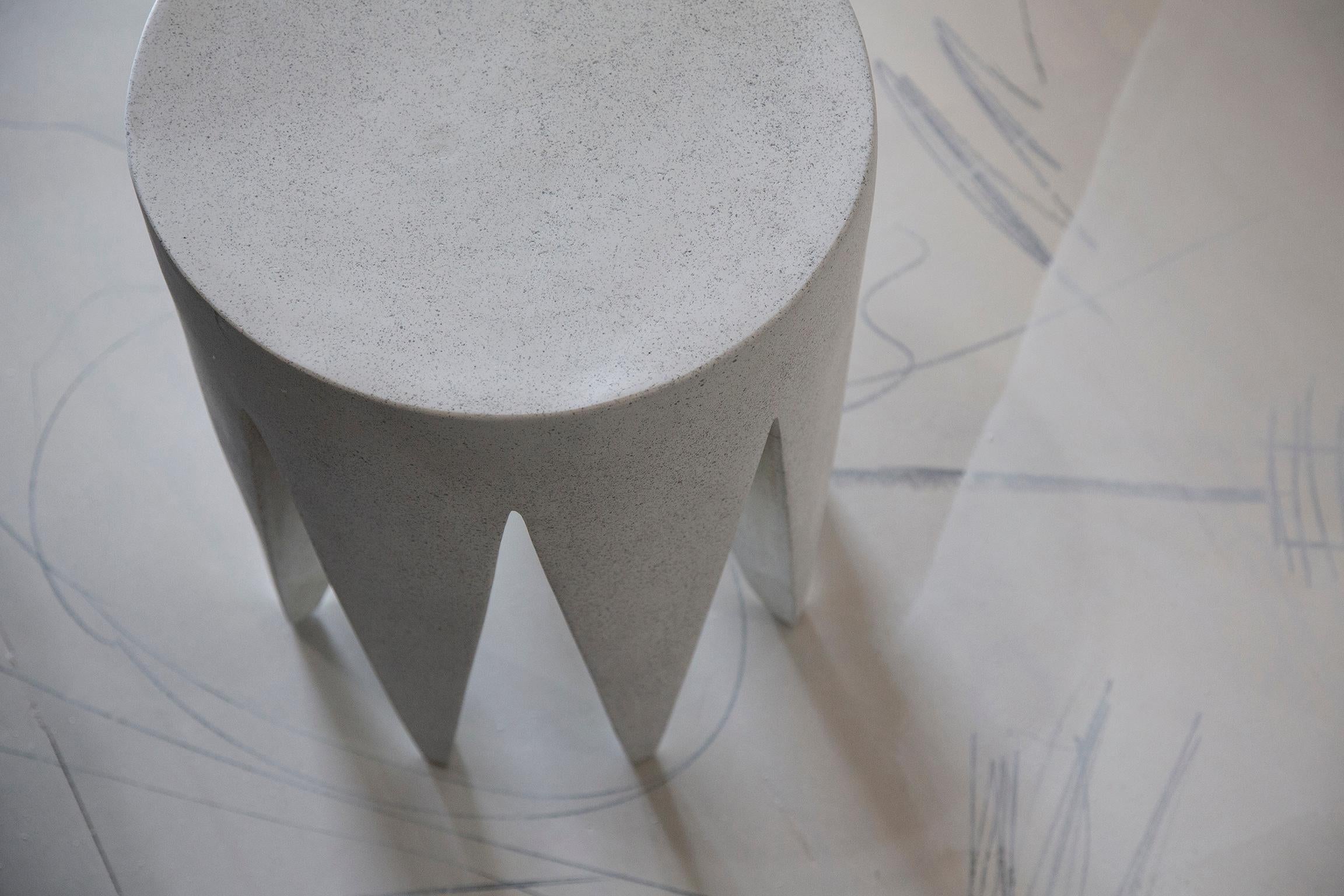 Minimaliste Table d'appoint King Me en résine moulée, finition pierre blanche par Zachary A. Design en vente