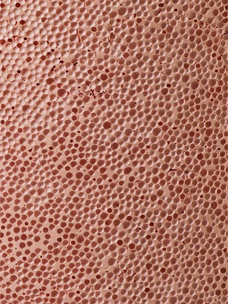 The ‘Lightweight Porcelain’ series by Dutch artist Djim Berger brings porcelain to new and unchartered territories, in search of a material that is visually and sensually renewed. Comparable to a beehive or an intriguing mineral like pumice stone,