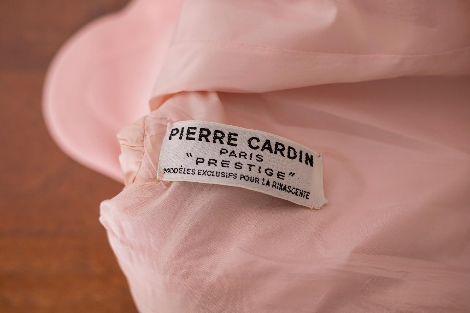 Manteau en laine légère de Pierre Cardin circa 1960 de la période plus moderniste du célèbre créateur au début des années 1970. Publié. Grandes coutures avec motif géométrique linéaire et bien défini. Petit col Peters ou col à revers. Fermeture à