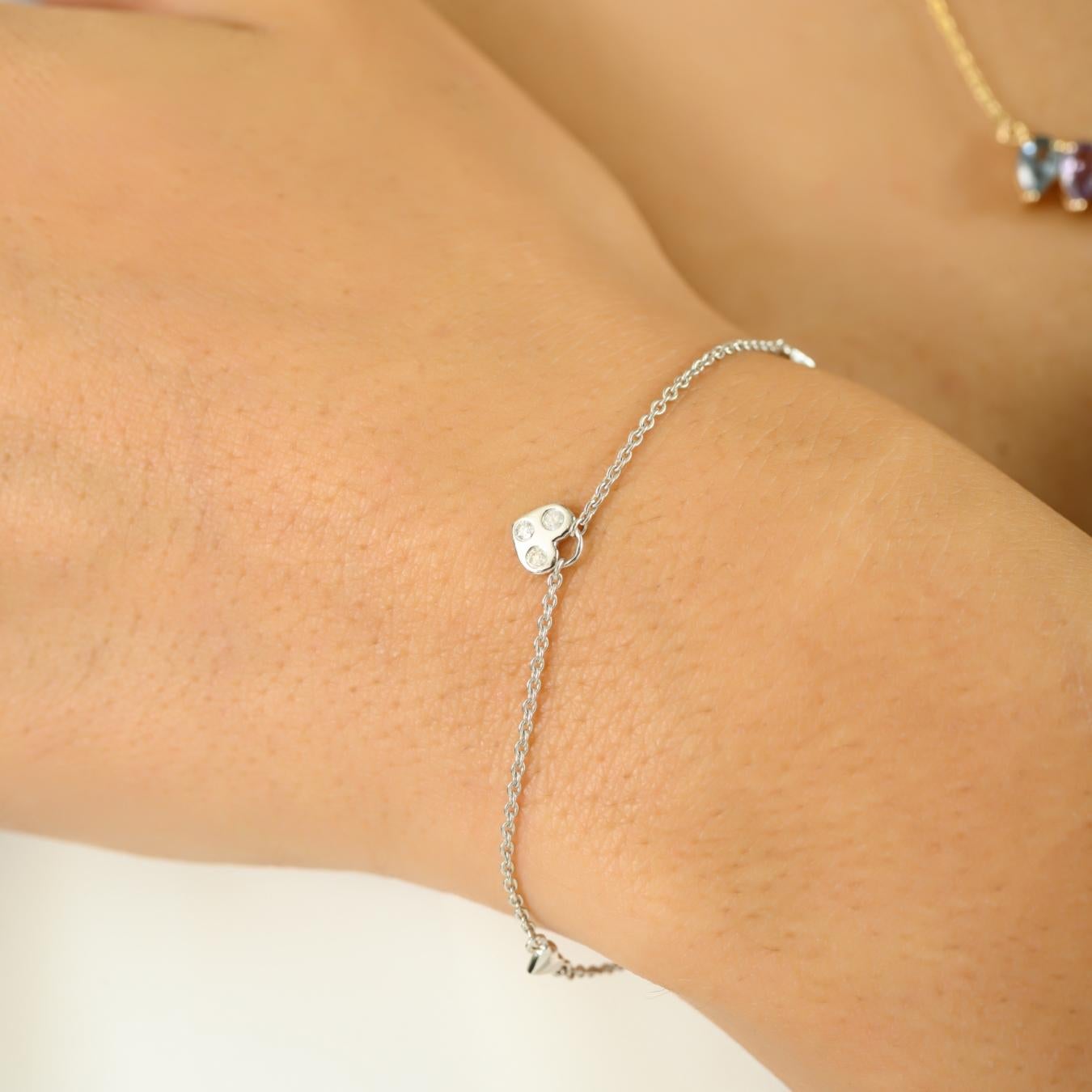 Delicato e romantico, questo bracciale presenta un ciondolo a cuore lucido con diamanti rotondi scintillanti per un totale di 0,04 carati. Realizzato in oro bianco 14 carati, la catena sottile e il design minimalista lo rendono perfetto per