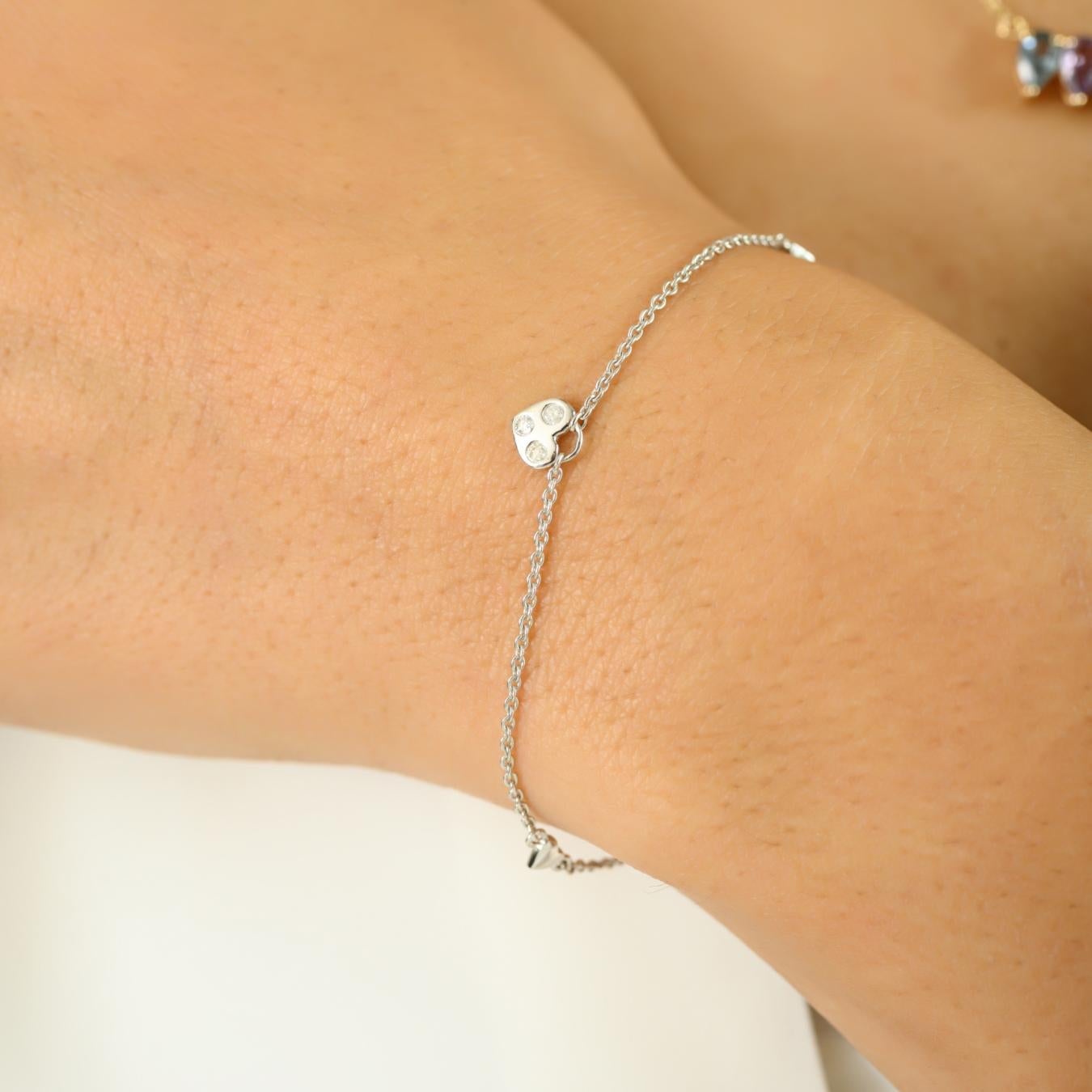 Donna Bracciale leggero con catena di diamanti a forma di cuore impilabile in oro bianco massiccio 14 carati in vendita