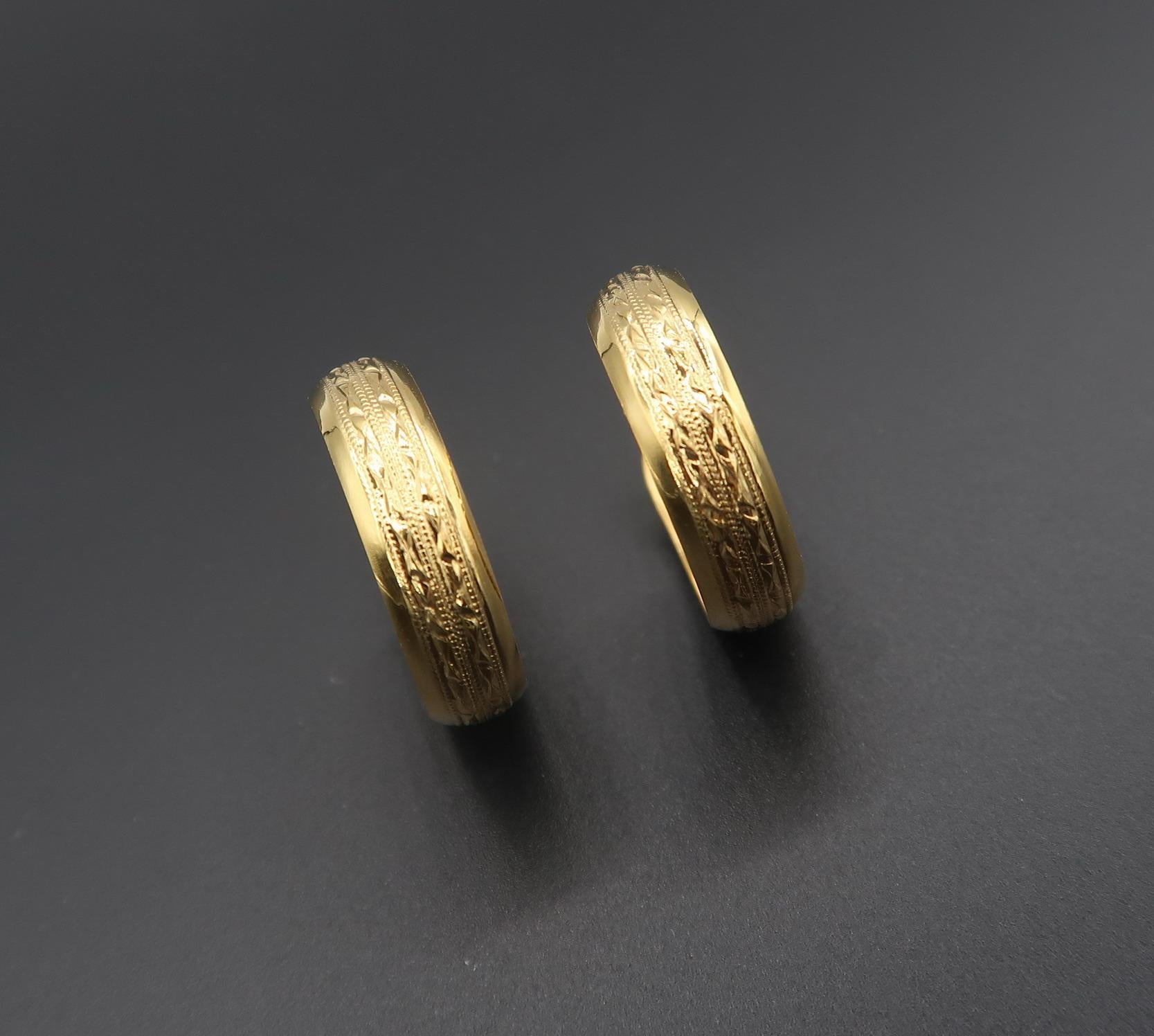 Leichte, breite, geschnitzte Creolen mit Milgrainstreifen und Gitterrücken, 18 Karat Gelbgold im Zustand „Neu“ im Angebot in Bangkok, TH