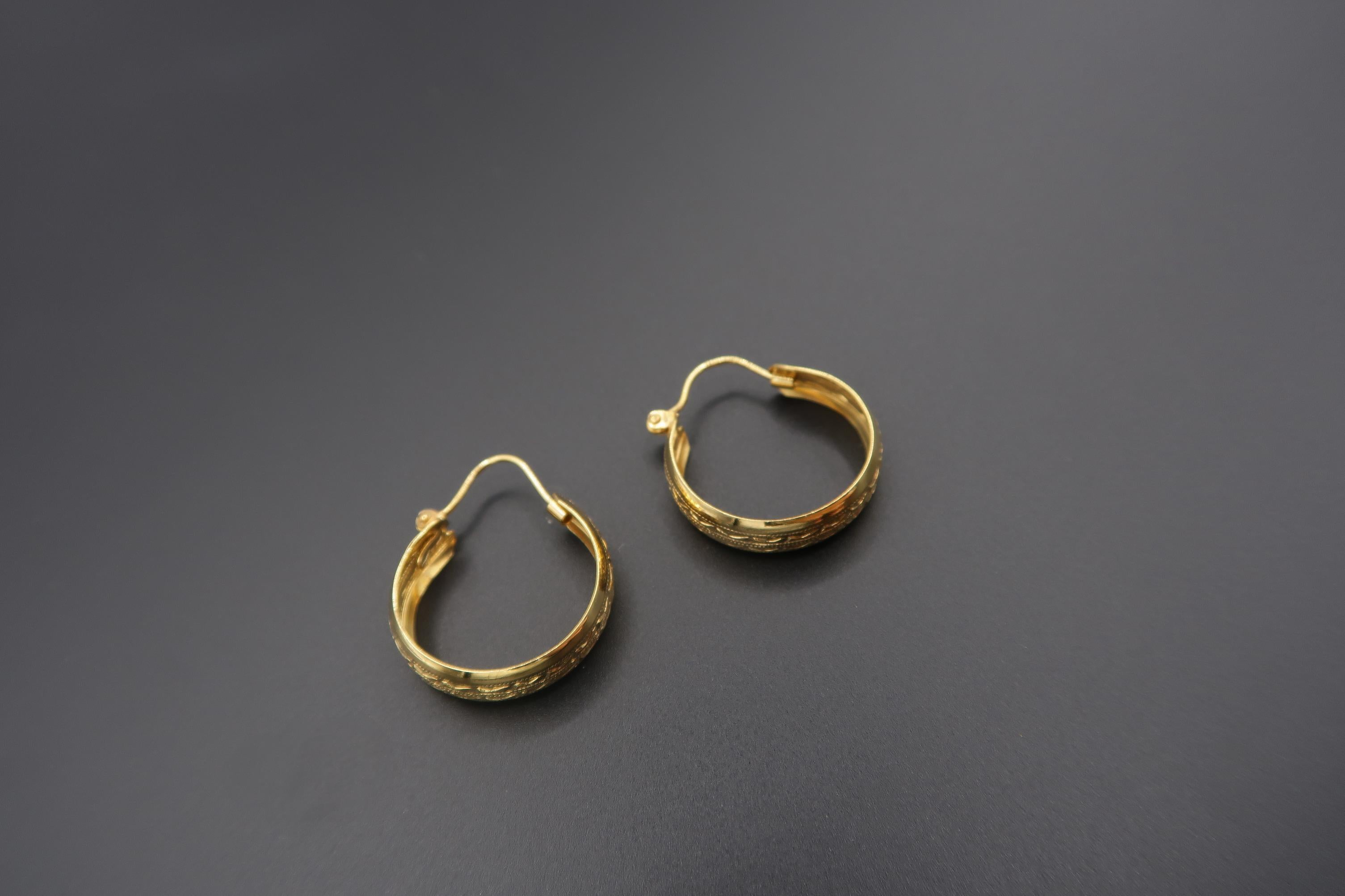 Leichte, breite, geschnitzte Creolen mit Milgrainstreifen und Gitterrücken, 18 Karat Gelbgold für Damen oder Herren im Angebot