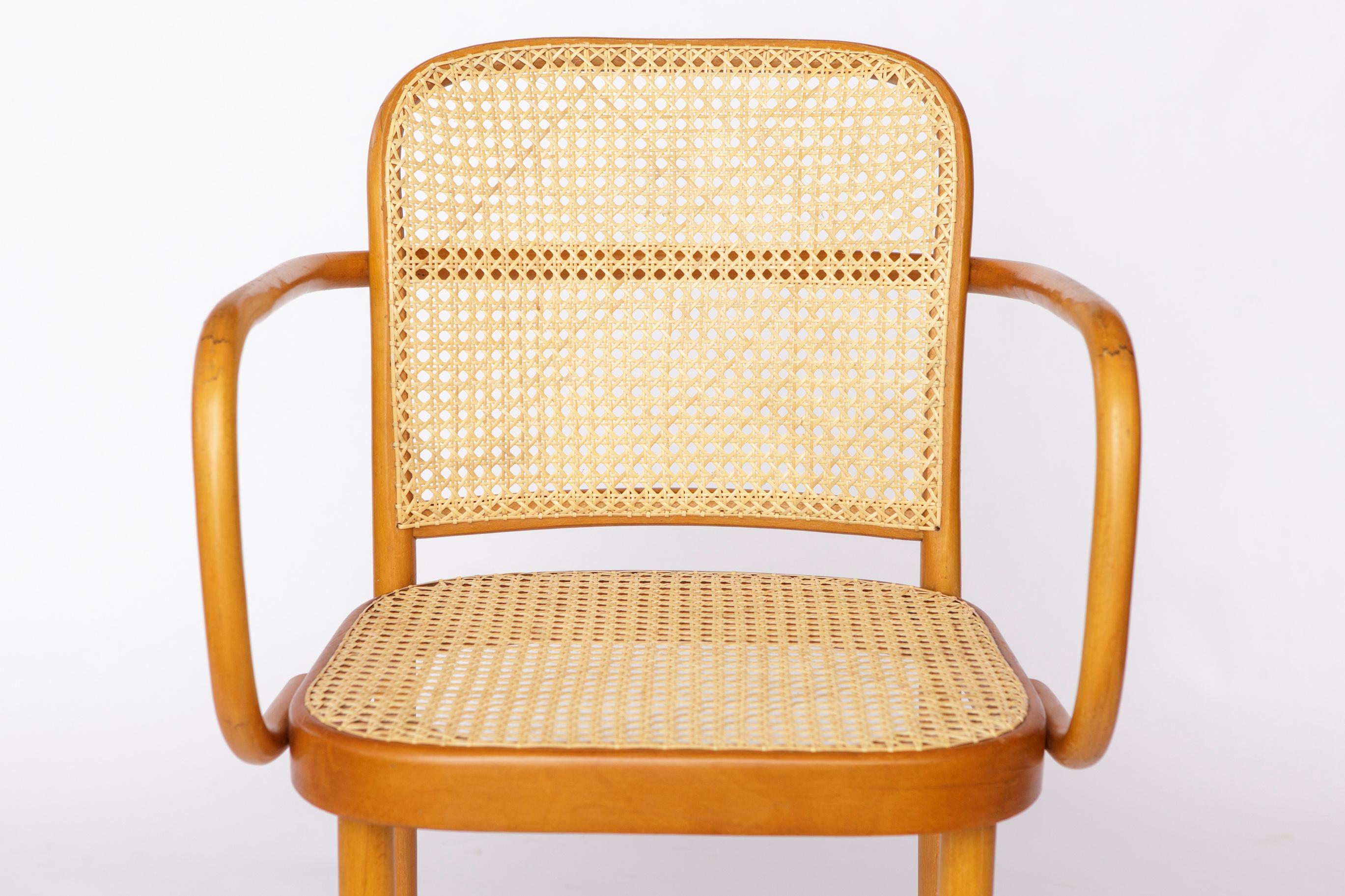 Elegant Armchair by Ligna, Czechoslovakia - 1950s/1960s
Produit par Ligna, la Branch d'Europe de l'Est de Thonet, connue pour ses meubles de haute qualité.
Le design original de cette chaise a été créé dans les années 1920 par Josef Hoffmann pour
