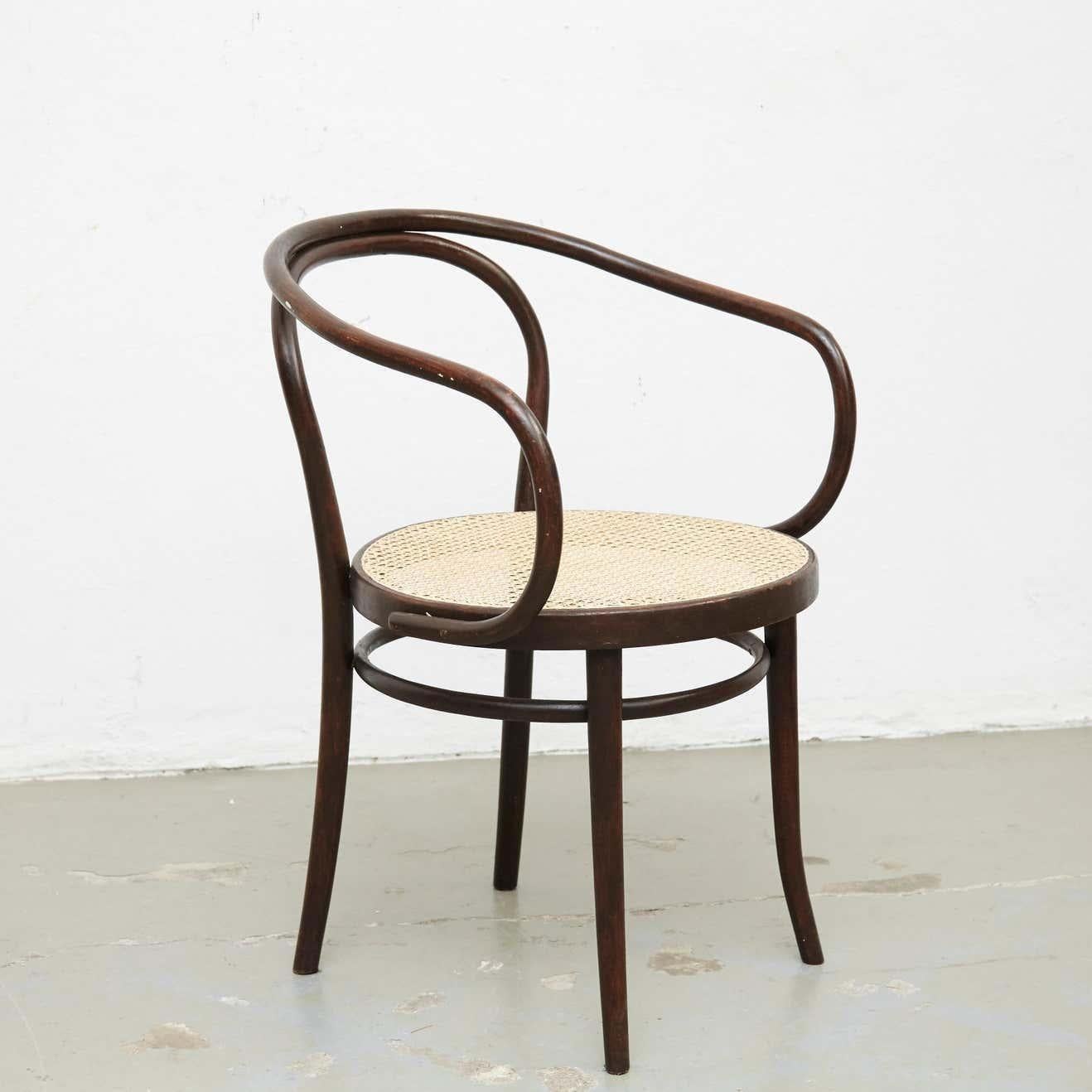 Chair designed by Ligna in the style of Thonet, circa 1940.
Manufactured in Czechoslovakia.
This piece has an attribution mark such as a manufacturer’s label.

The design of this bentwood armchair dates from 1900. This chair was a favorite of
