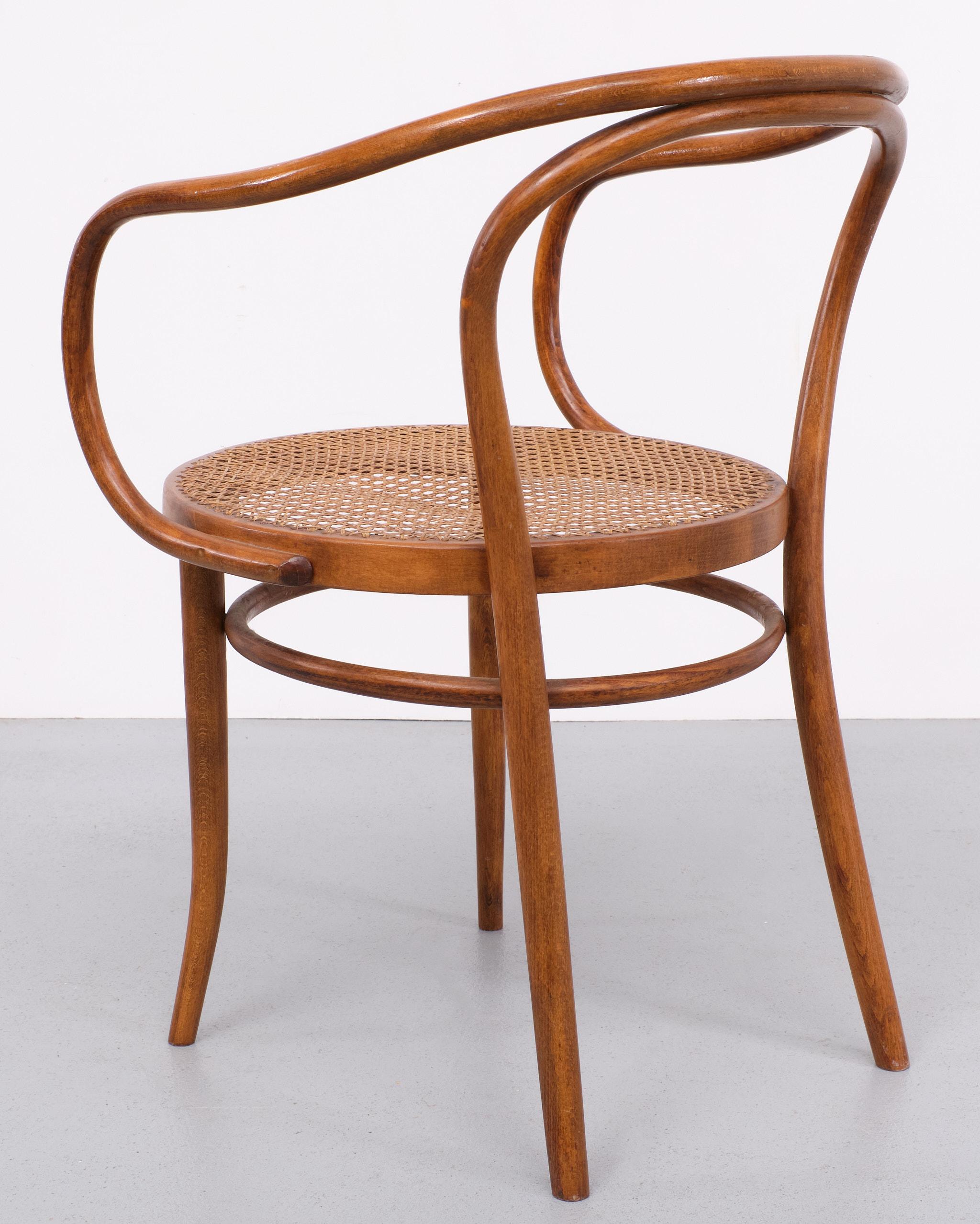 The B9 / 209 chair or Wiener Stuhl was designed around 1900 by Thonet. The chair has also gained fame because it was a favorite of the French designer Le Corbusier and was also given a place in his interiors. This copy of the chair was made in the