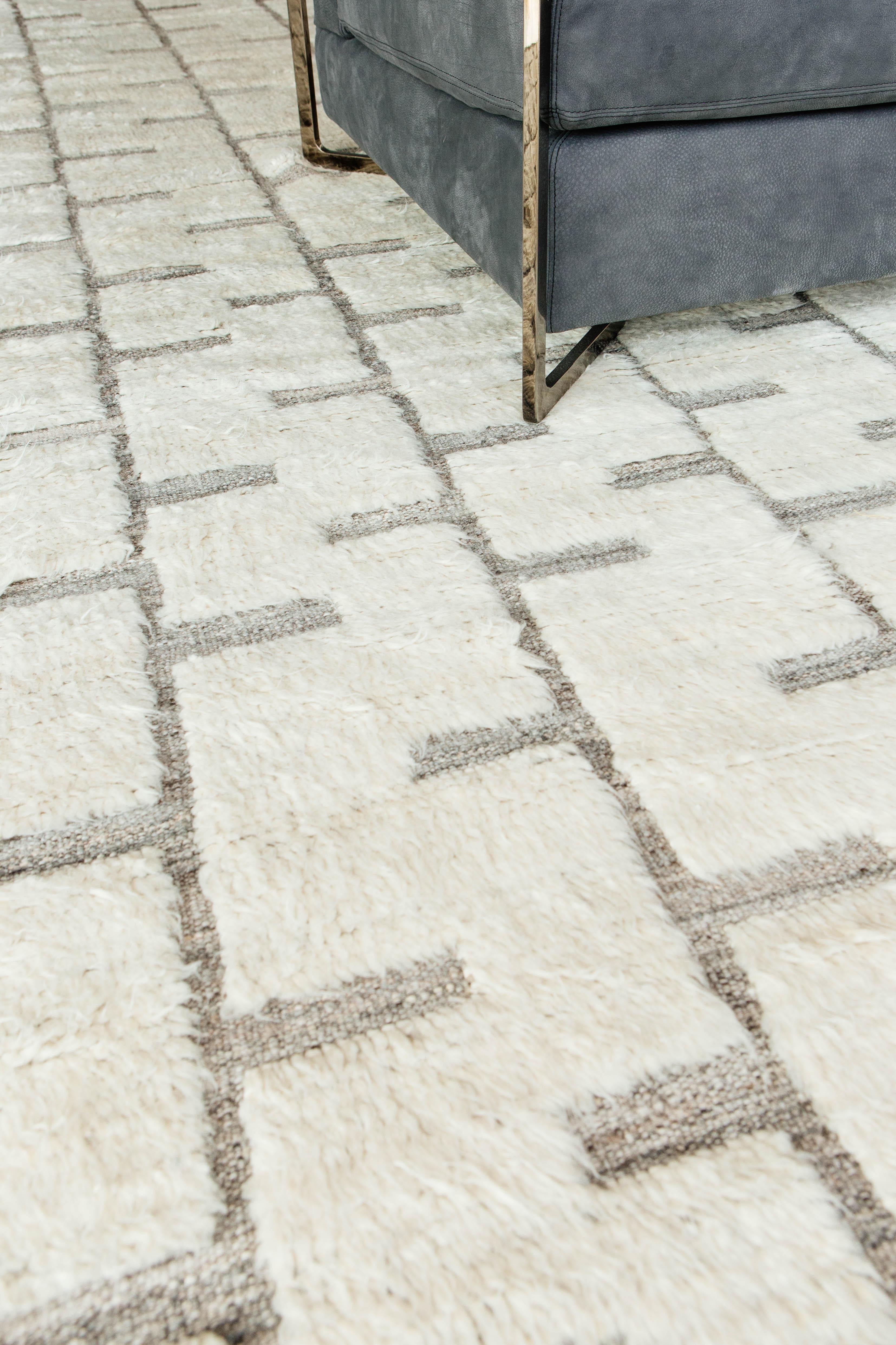 La colección de firmas de California. Lujosa alfombra de lana tejida a mano, con elementos de diseño atemporal, tonos tierra naturales con el tono perfecto de shag blanco y detalles en relieve. Colección Haute Bohemian: diseñada en Los Ángeles con