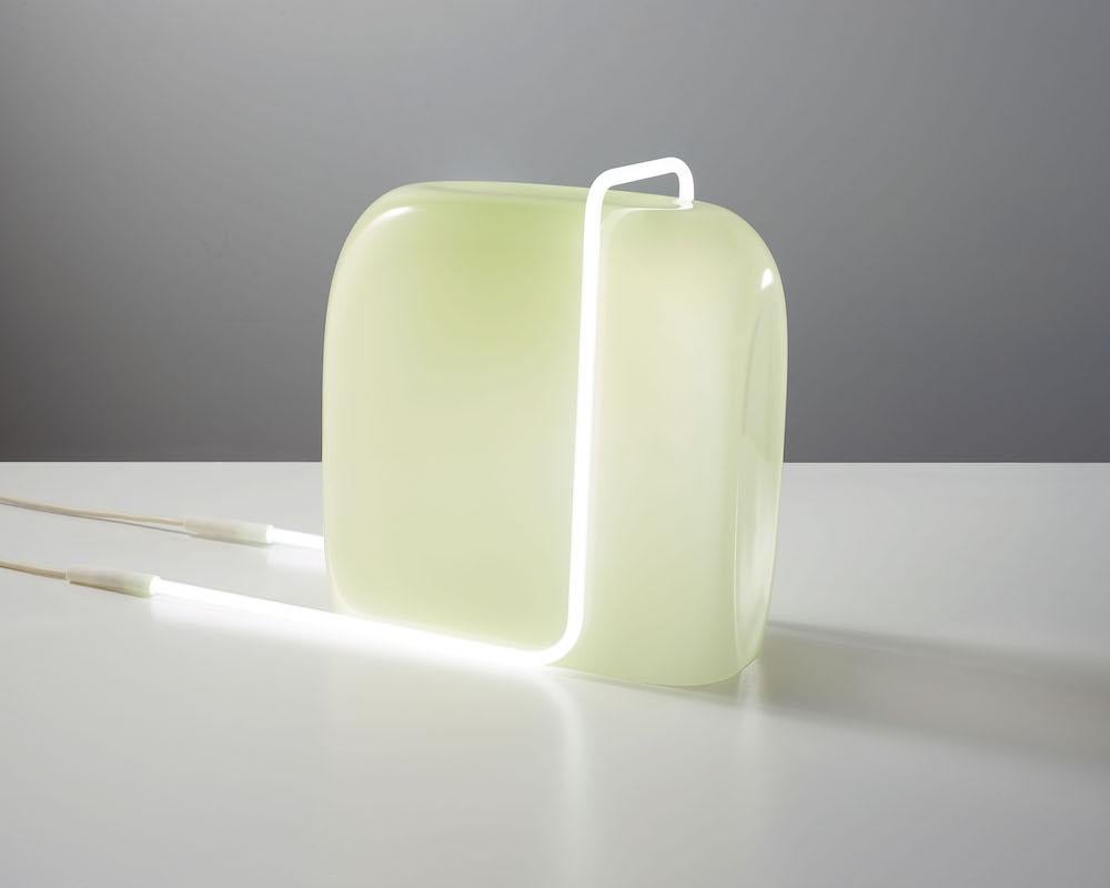 Kollektion Ligne, „Licht 2 – Weißes Neon, Limonengelbes Glas“, von Sabine Marcelis (Niederländisch) im Angebot