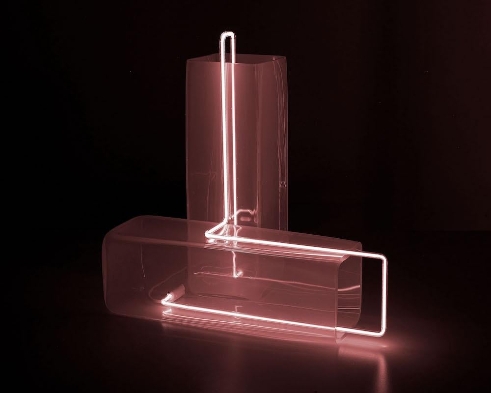 Le sculture di Ligne sono state realizzate durante una residenza estiva per artisti presso la Pilchuck School of Glass. Come molte delle esplorazioni di Sabine Marcelis con la luce, questi oggetti sono nati dalla curiosità di esplorare come un