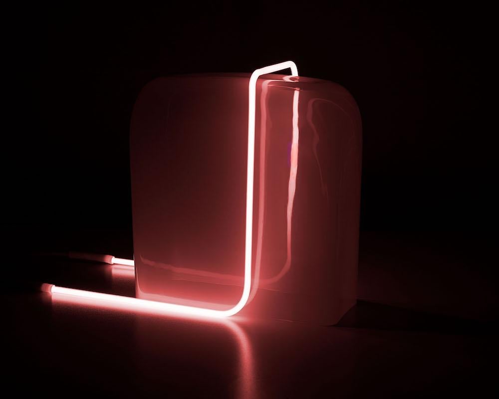 Lampe de bureau Ligne Light 2, néon rose, verre blanc, par Sabine Marcelis Neuf - En vente à Beverly Hills, CA
