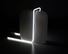 Ligne Light 2 - Neon bianco, vetro grigio, di Sabine Marcelis, Lampada da tavolo in vetro